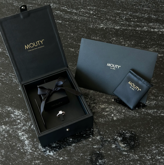 Deluxe Mouty Black Case (ring not included)