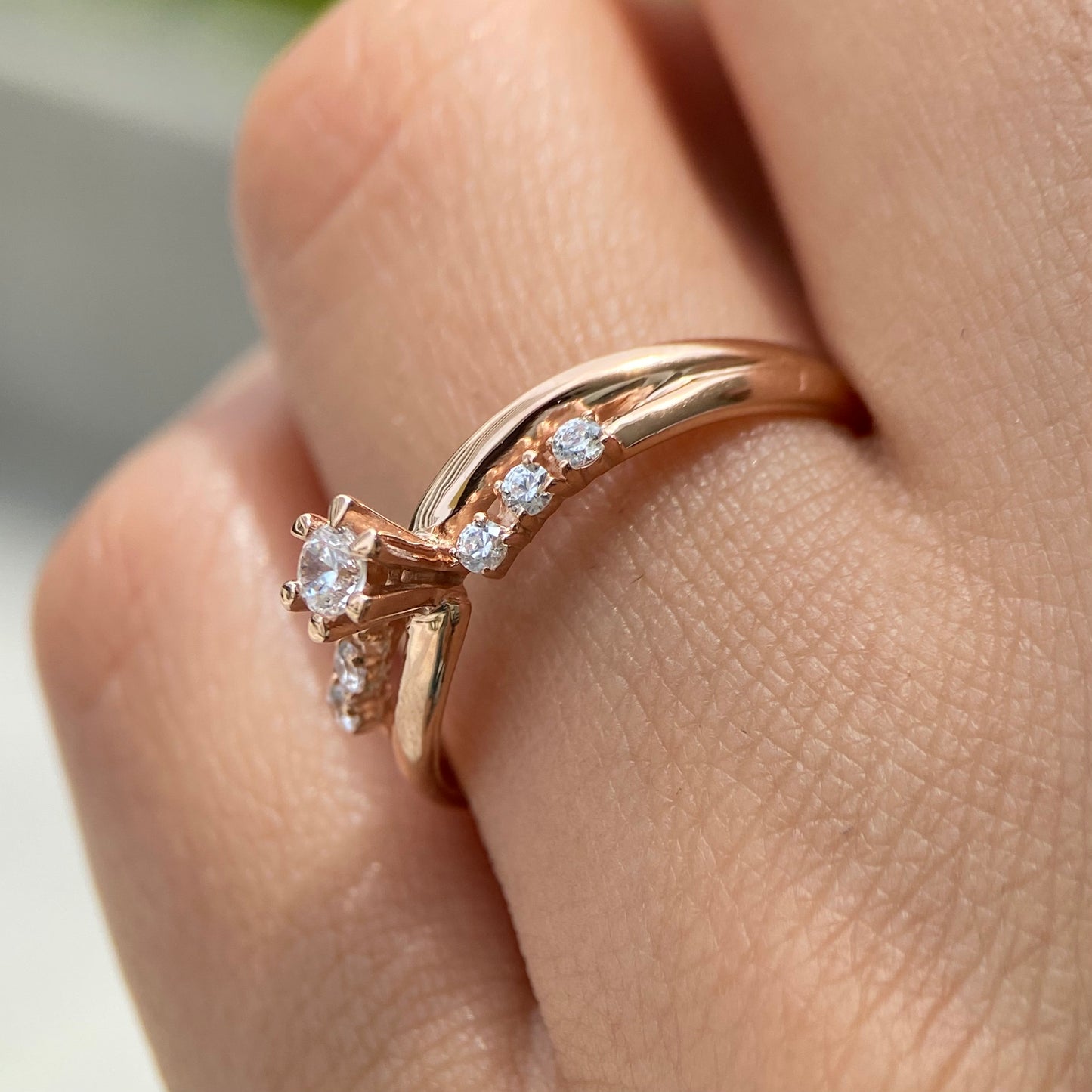 10K rose gold ring with white zirconias Cod: MAN241