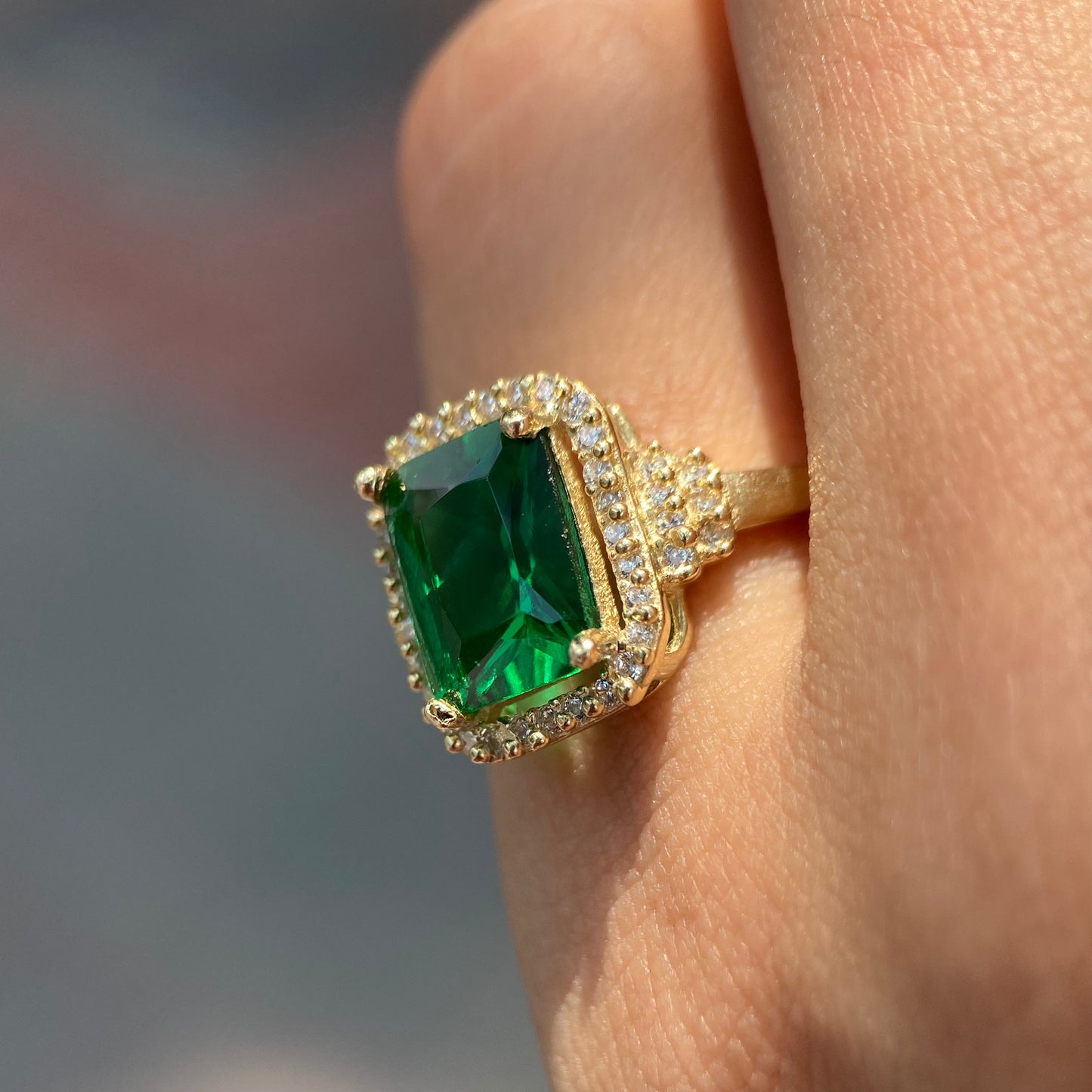 Ring in 10k yellow gold with green zirconia Cod: MAN288