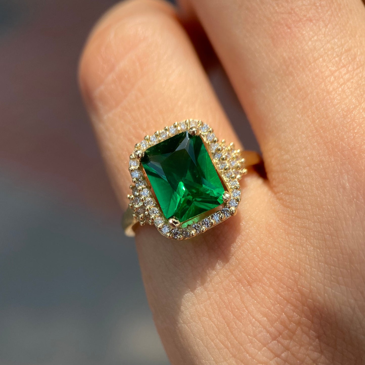 Ring in 10k yellow gold with green zirconia Cod: MAN288