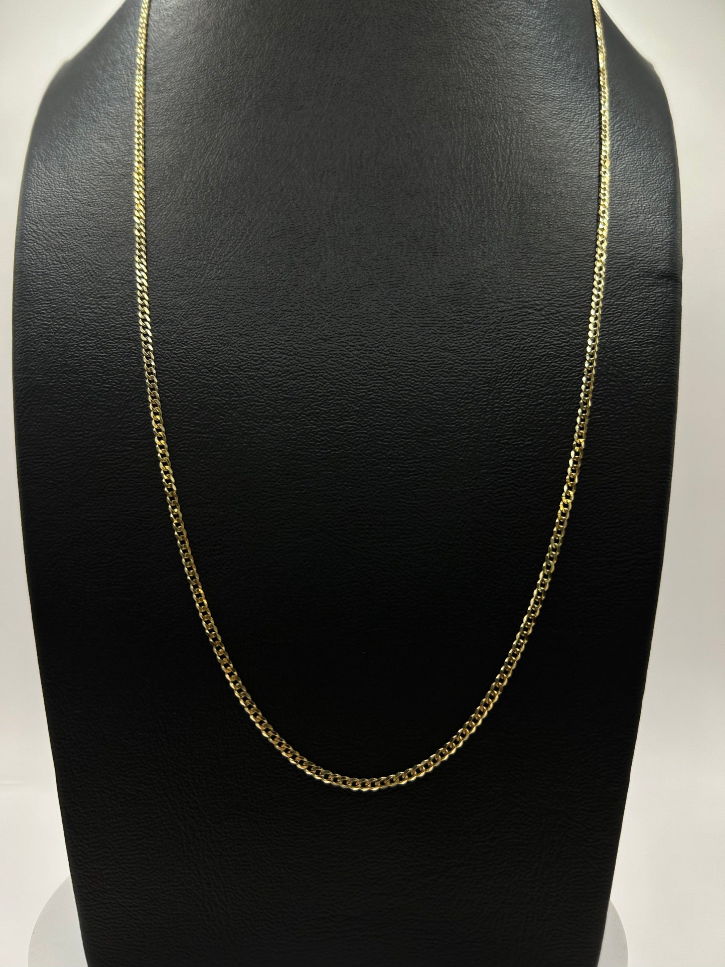 Curb chain in 14k yellow gold 