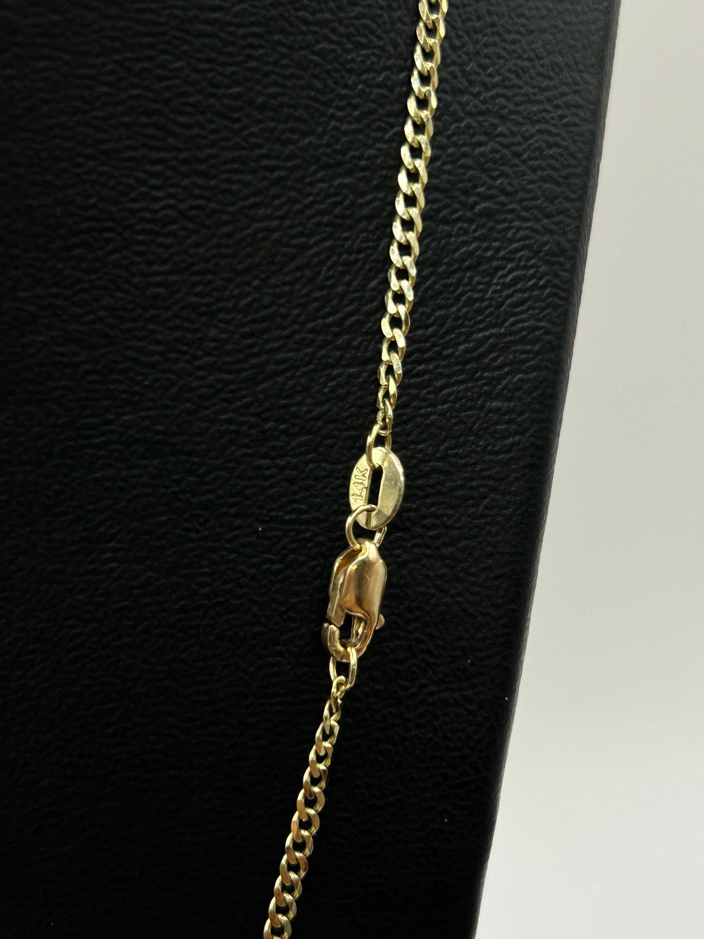 Curb chain in 14k yellow gold 