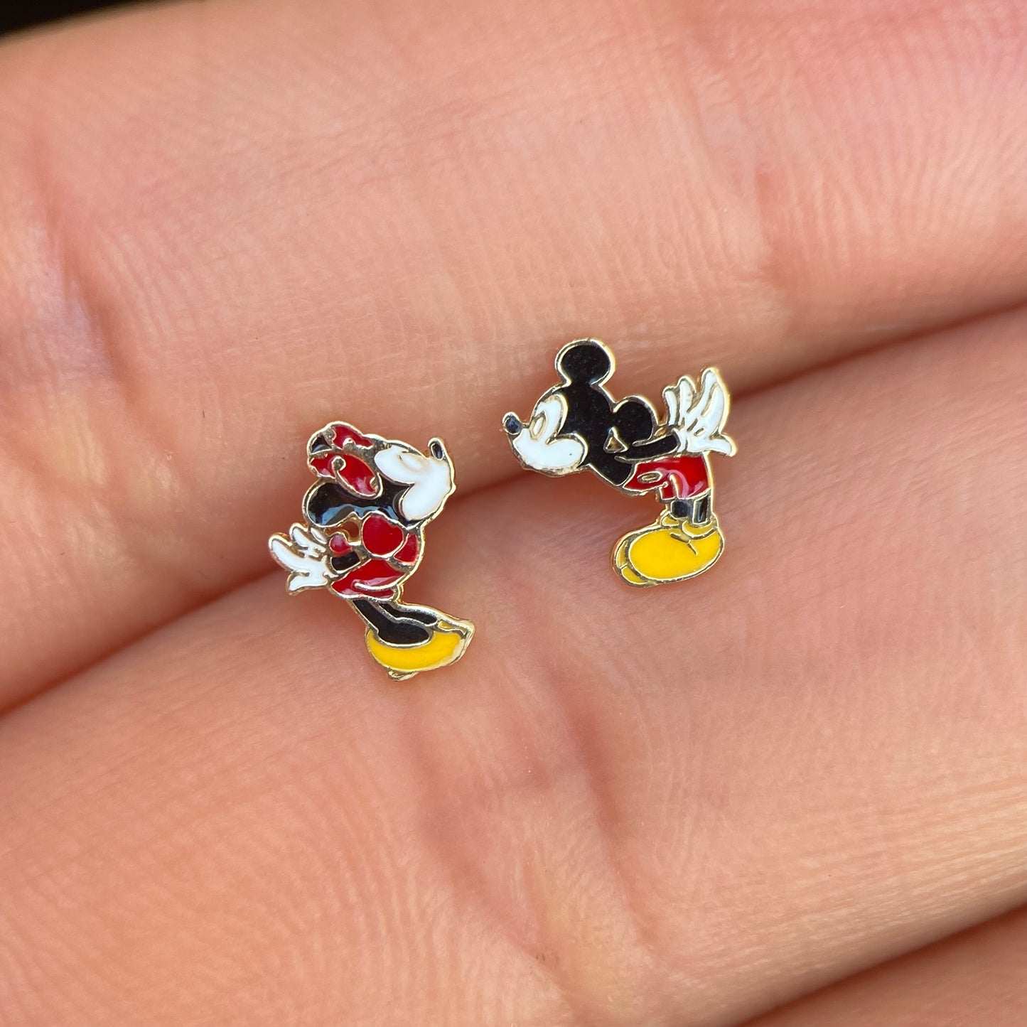 Minnie and Mickey kiss enameled studs in 10k yellow gold Disney®️