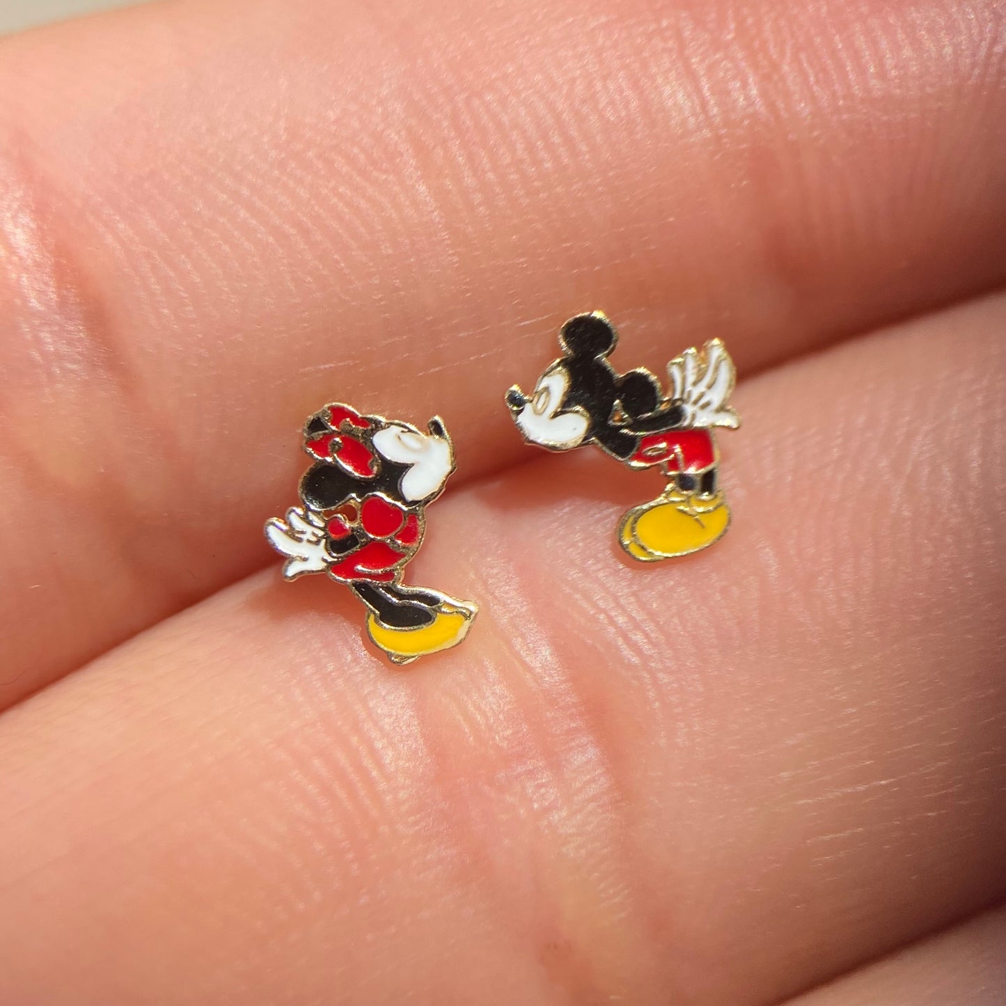 Minnie and Mickey kiss enameled studs in 10k yellow gold Disney®️