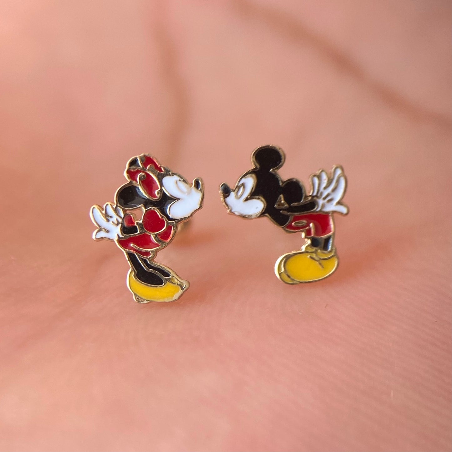 Minnie and Mickey kiss enameled studs in 10k yellow gold Disney®️