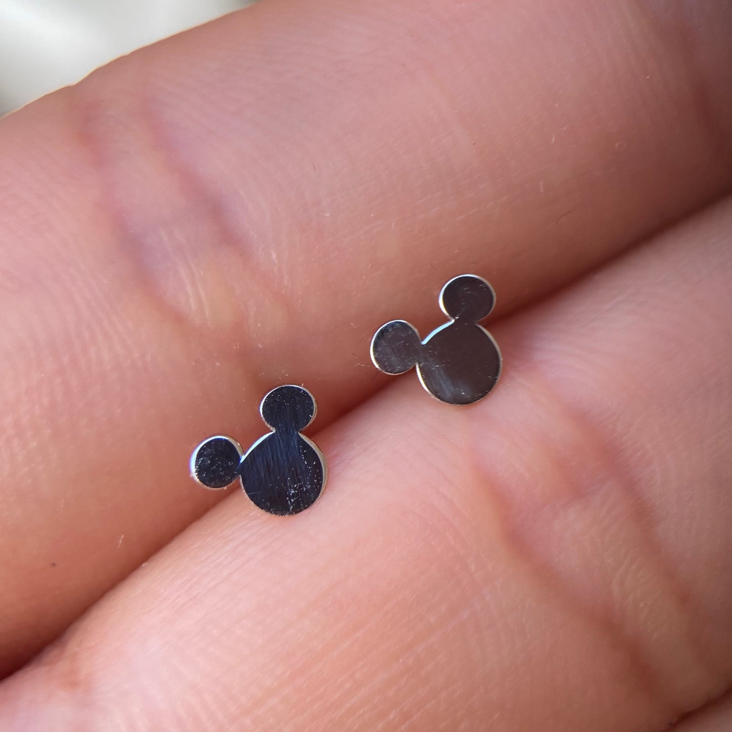 10k white gold Mickey polish stud earrings Disney®️