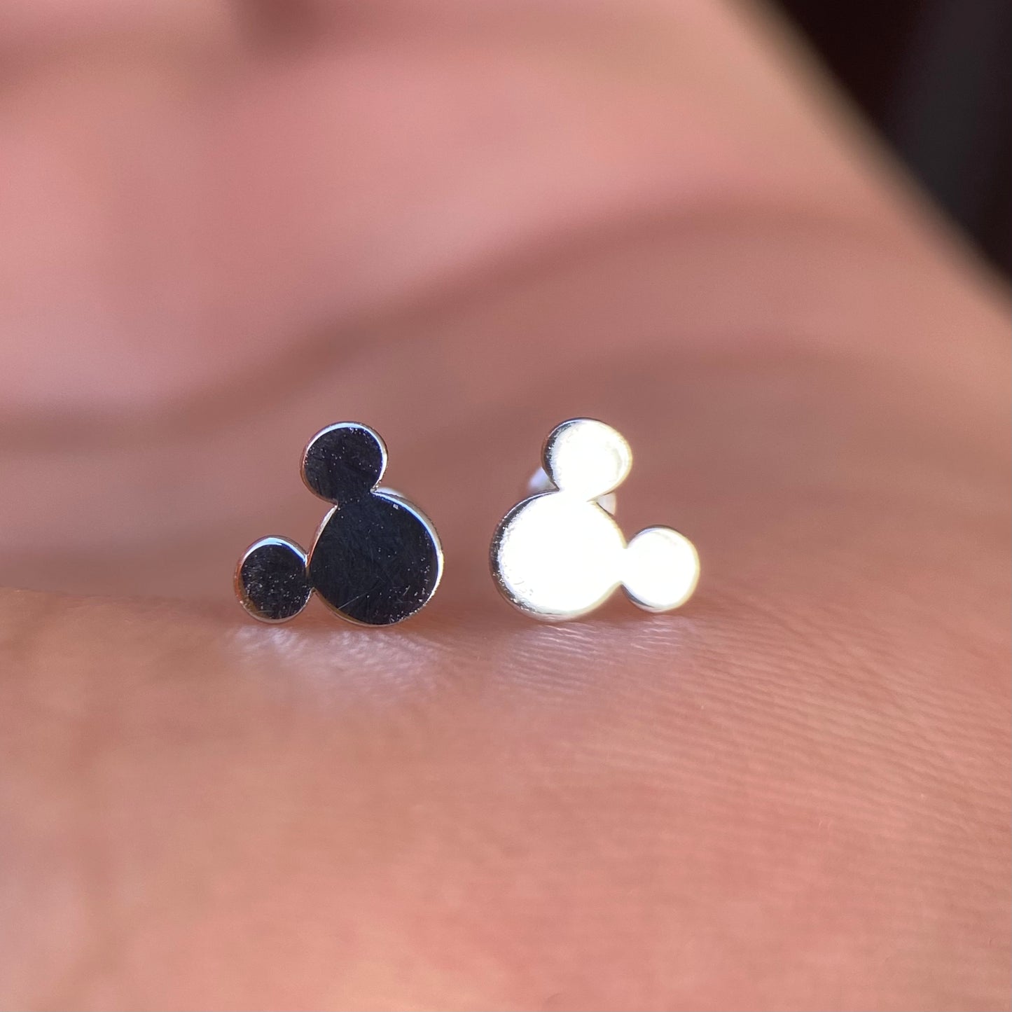 10k white gold Mickey polish stud earrings Disney®️