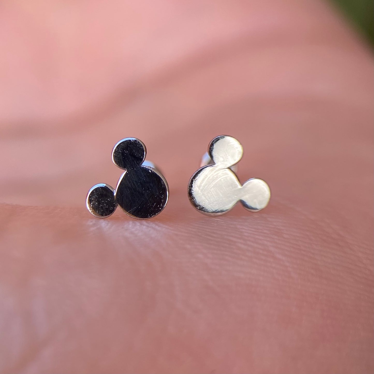 10k white gold Mickey polish stud earrings Disney®️