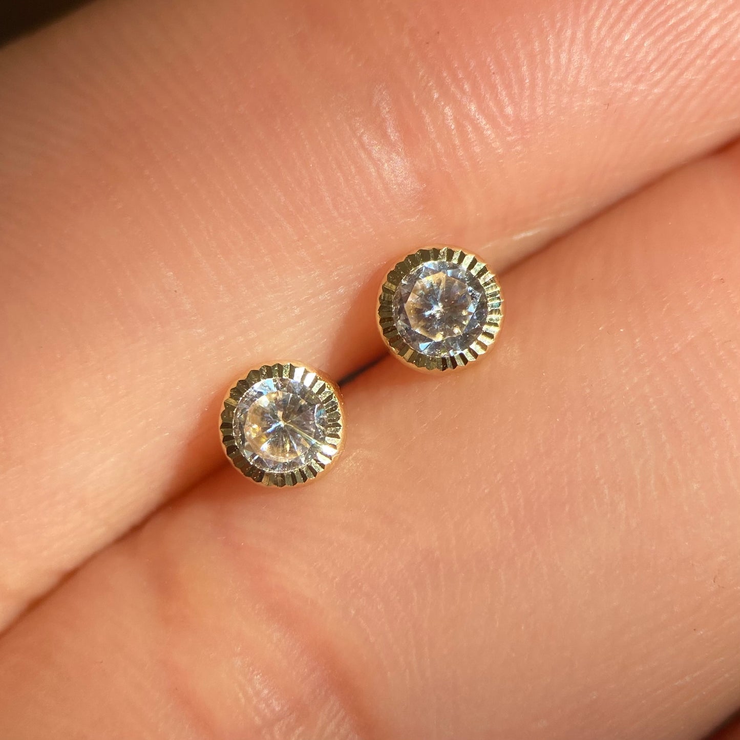 Straight diamond bezel studs in 14k yellow gold with zirconia Cod: 14305 4mm