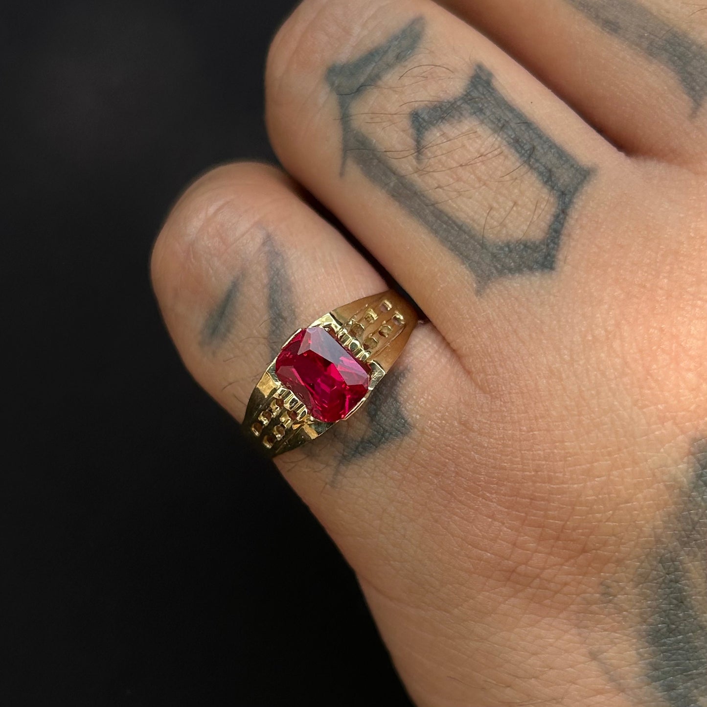 Men's Ring in 10k yellow gold with red zirconia Mod14