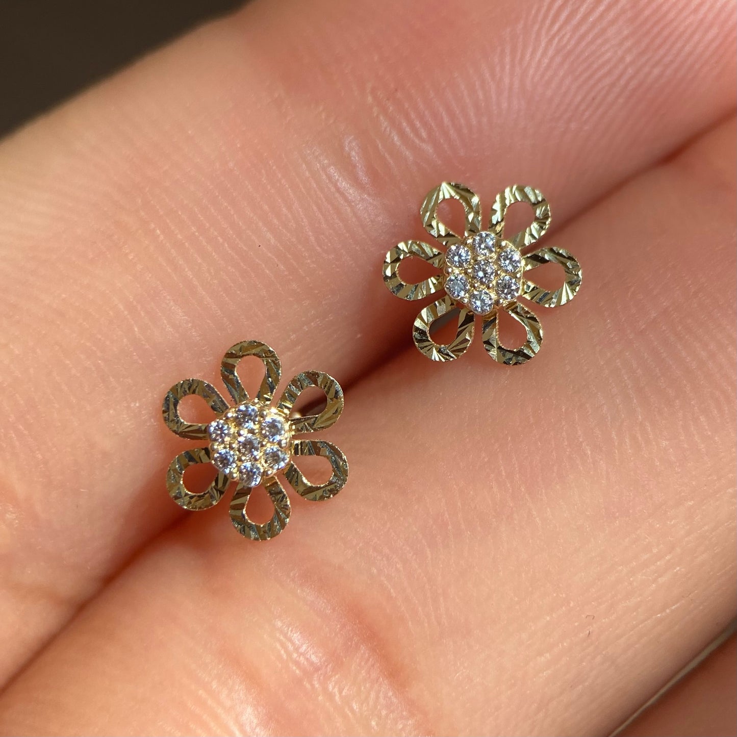 Diamond flower buckles in 10k yellow gold with zirconia Cod: 14278 7mm