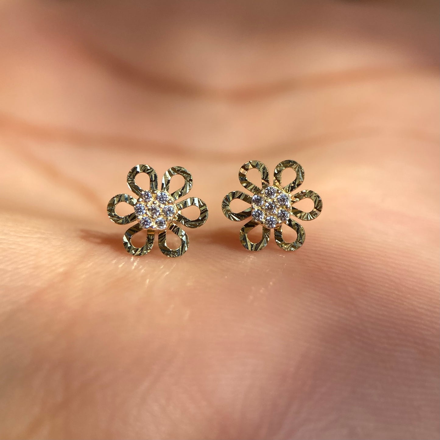 Diamond flower buckles in 10k yellow gold with zirconia Cod: 14278 7mm