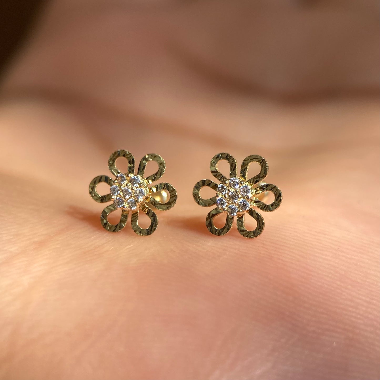 Diamond flower buckles in 10k yellow gold with zirconia Cod: 14278 7mm