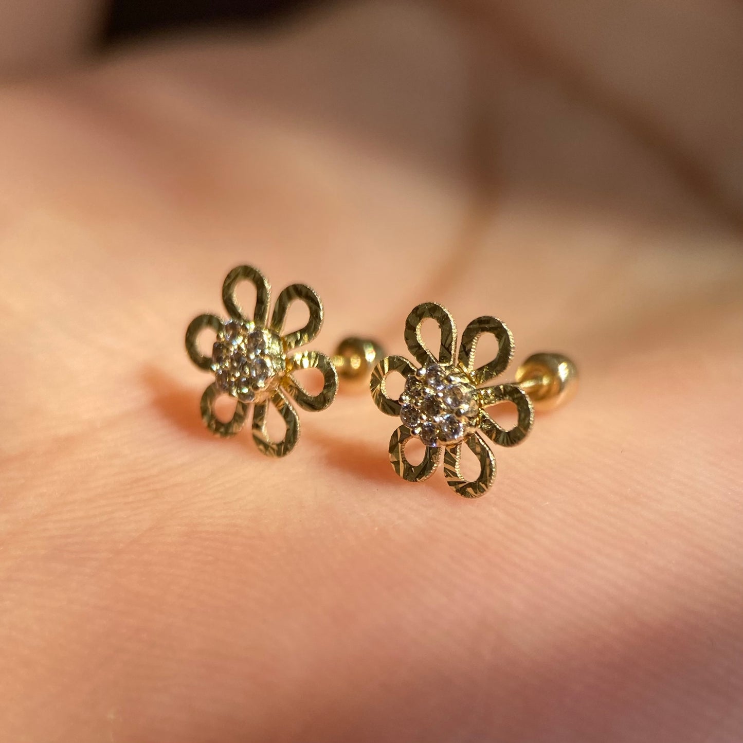 Diamond flower buckles in 10k yellow gold with zirconia Cod: 14278 7mm