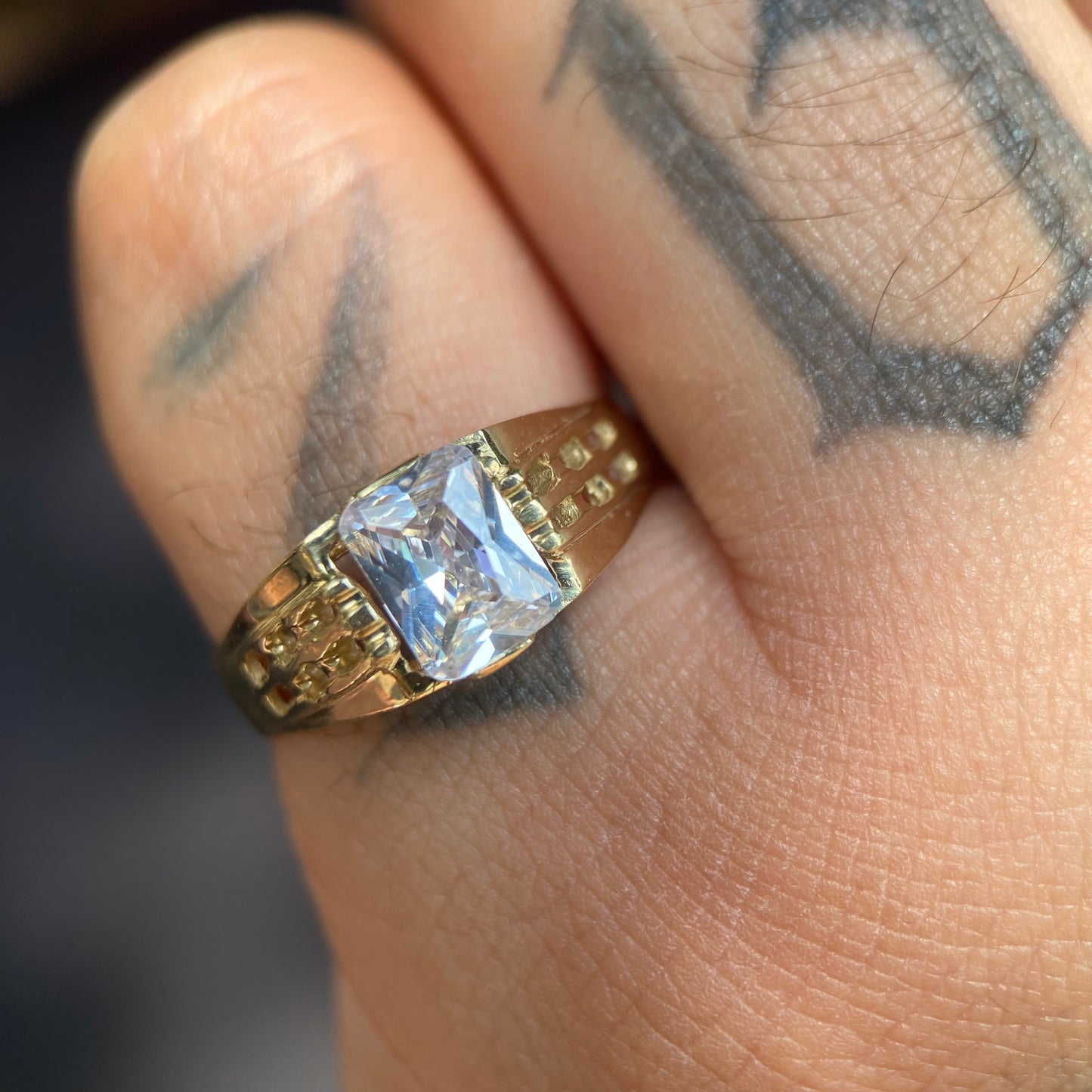 Men's Ring in 10k yellow gold with zircons Mod11