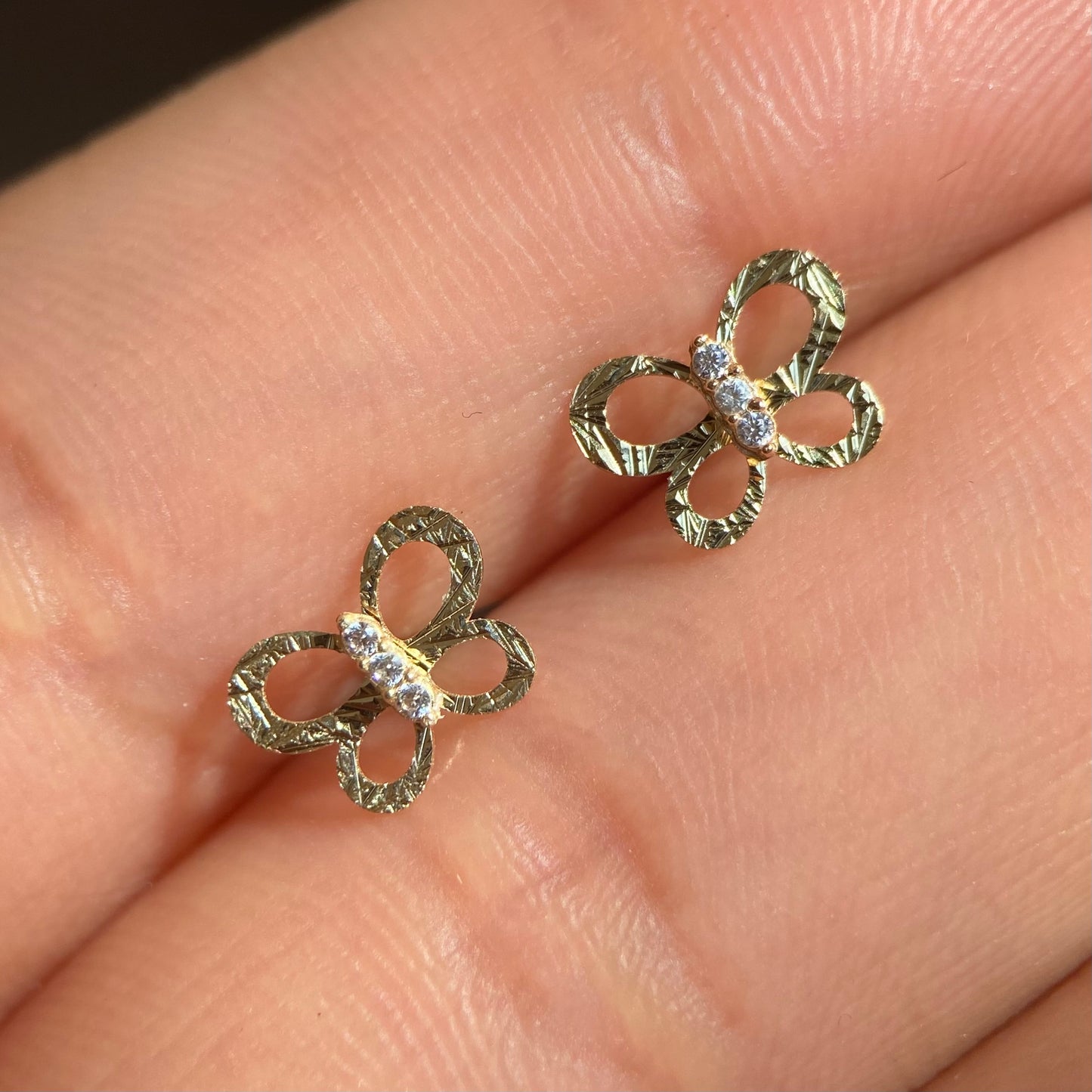 Round butterfly studs in 10k yellow gold with zircons Code: 14277 6mm