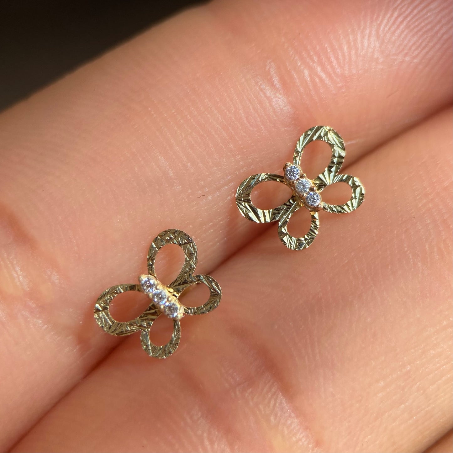 Round butterfly studs in 10k yellow gold with zircons Code: 14277 6mm