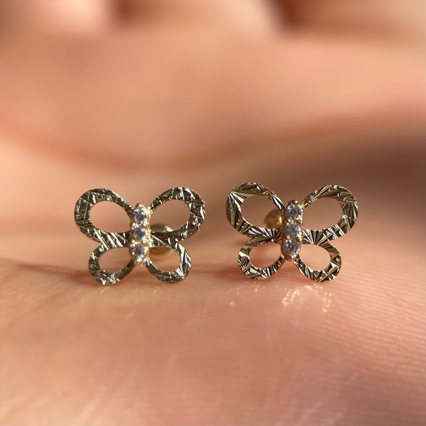 Round butterfly studs in 10k yellow gold with zircons Code: 14277 6mm