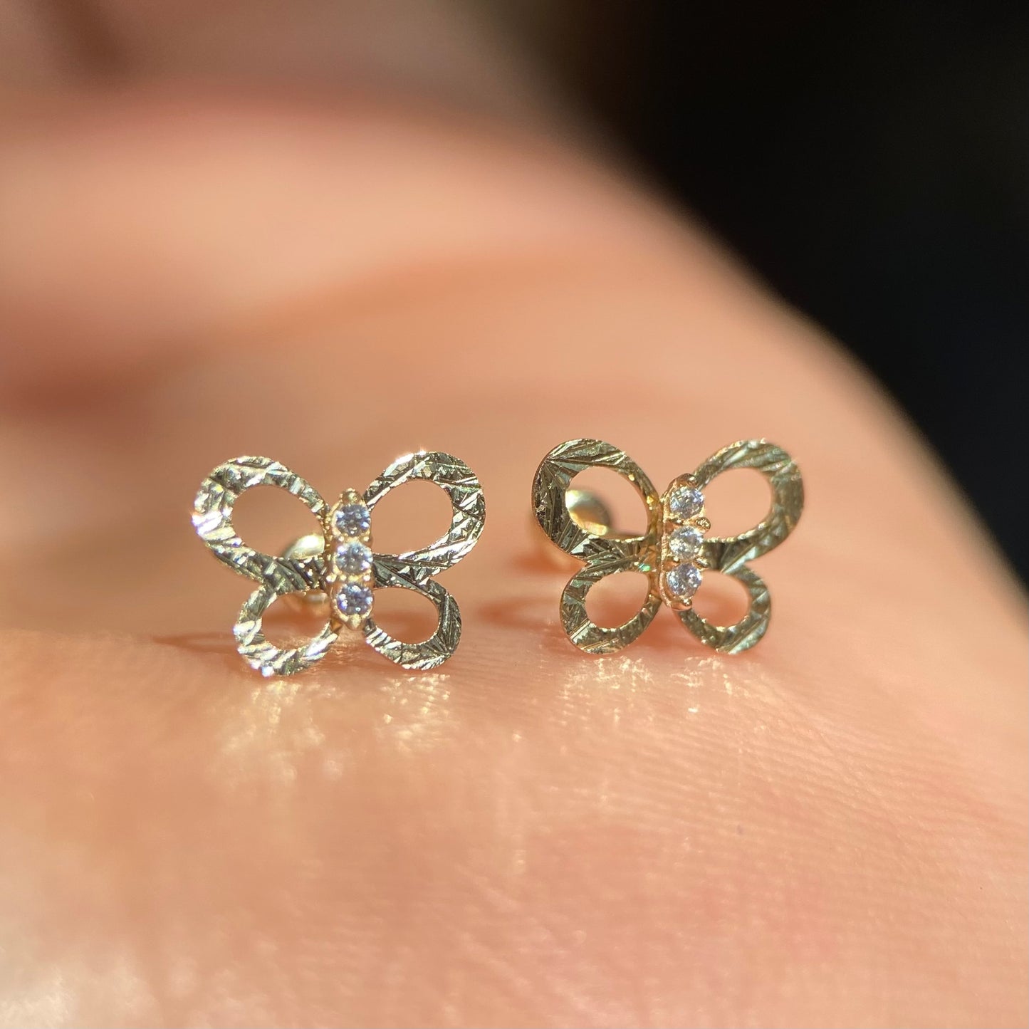 Round butterfly studs in 10k yellow gold with zircons Code: 14277 6mm