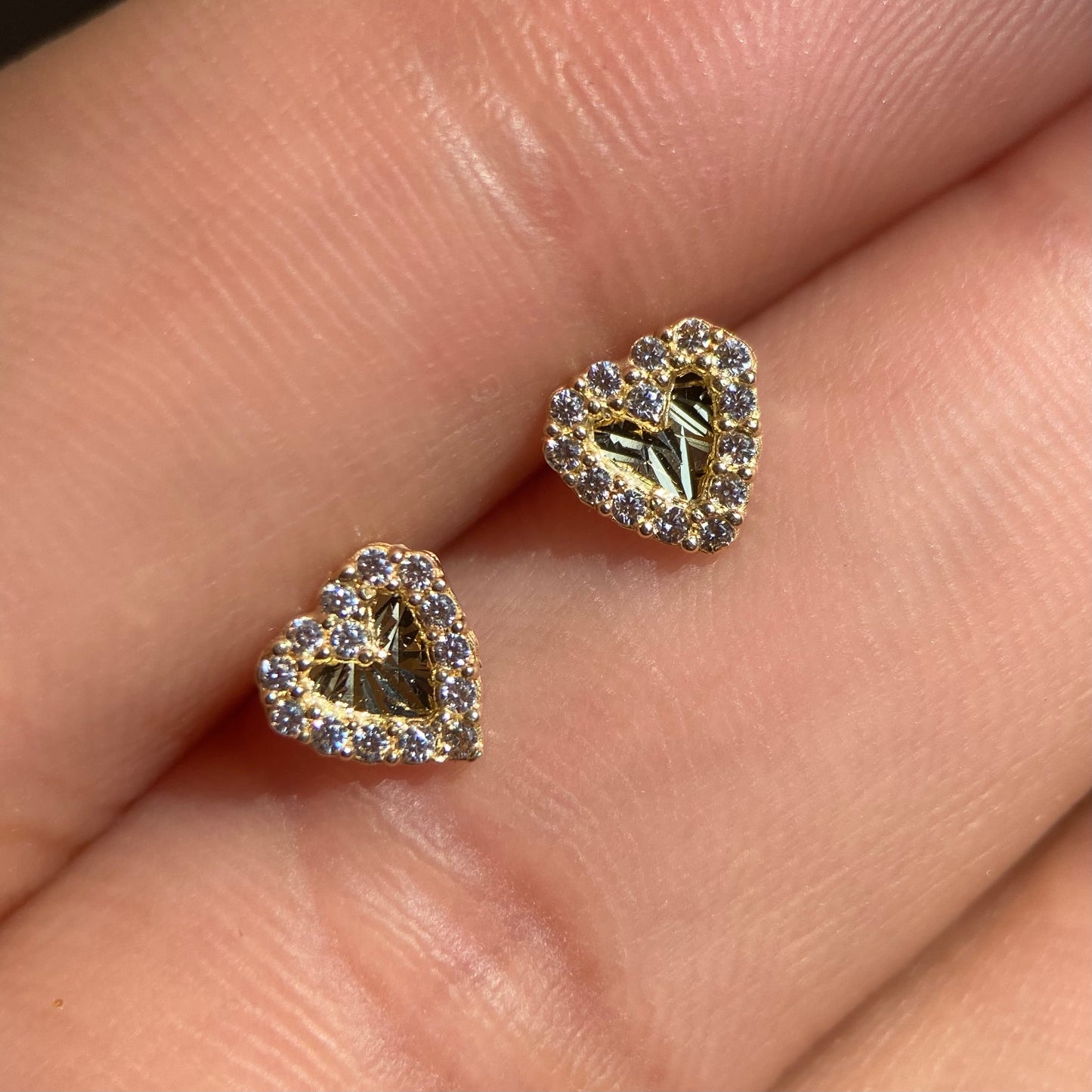 Heart pavé brooches with diamond base in 10k yellow gold with zircons Code: 14279 6mm