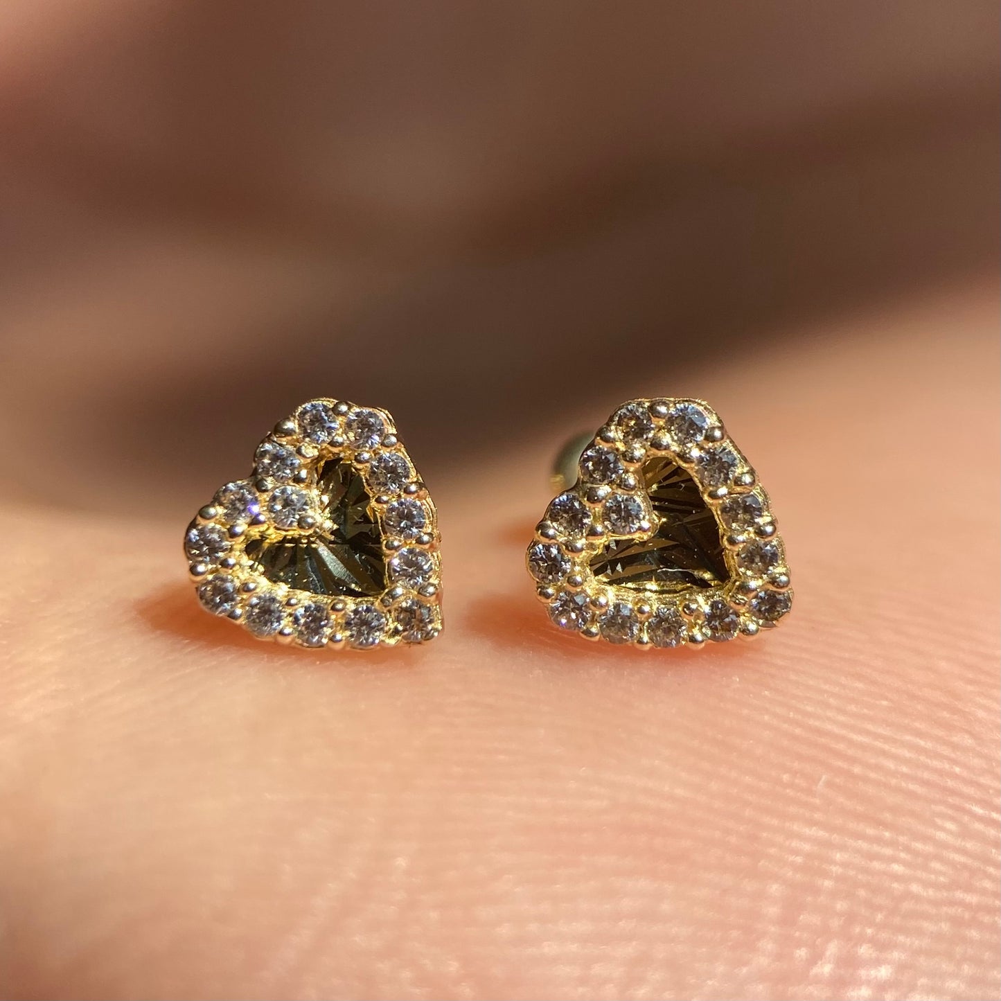 Broqueles corazón pavé con base diamantada en oro 10k amarillo con circonias Cod: 14279 6mm