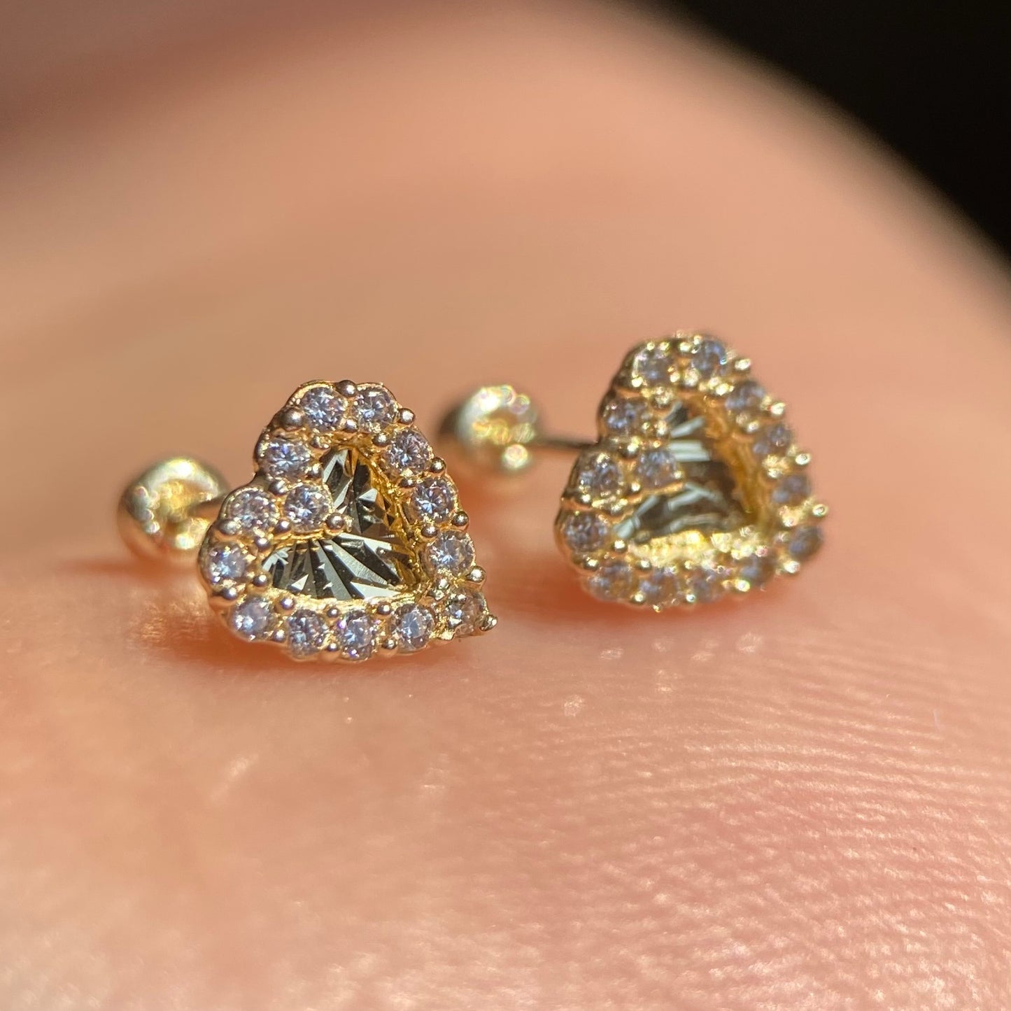 Broqueles corazón pavé con base diamantada en oro 10k amarillo con circonias Cod: 14279 6mm