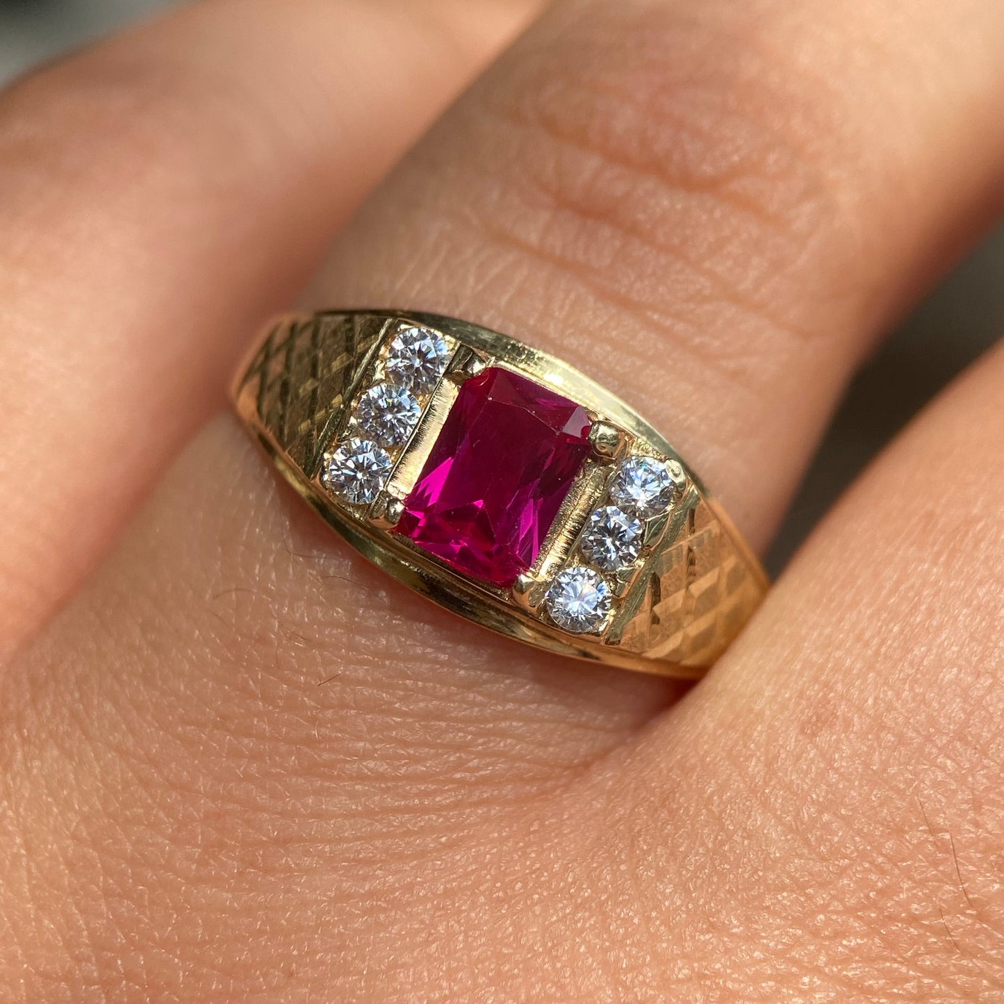 Men's Ring in 10k yellow gold with red zirconia Mod13