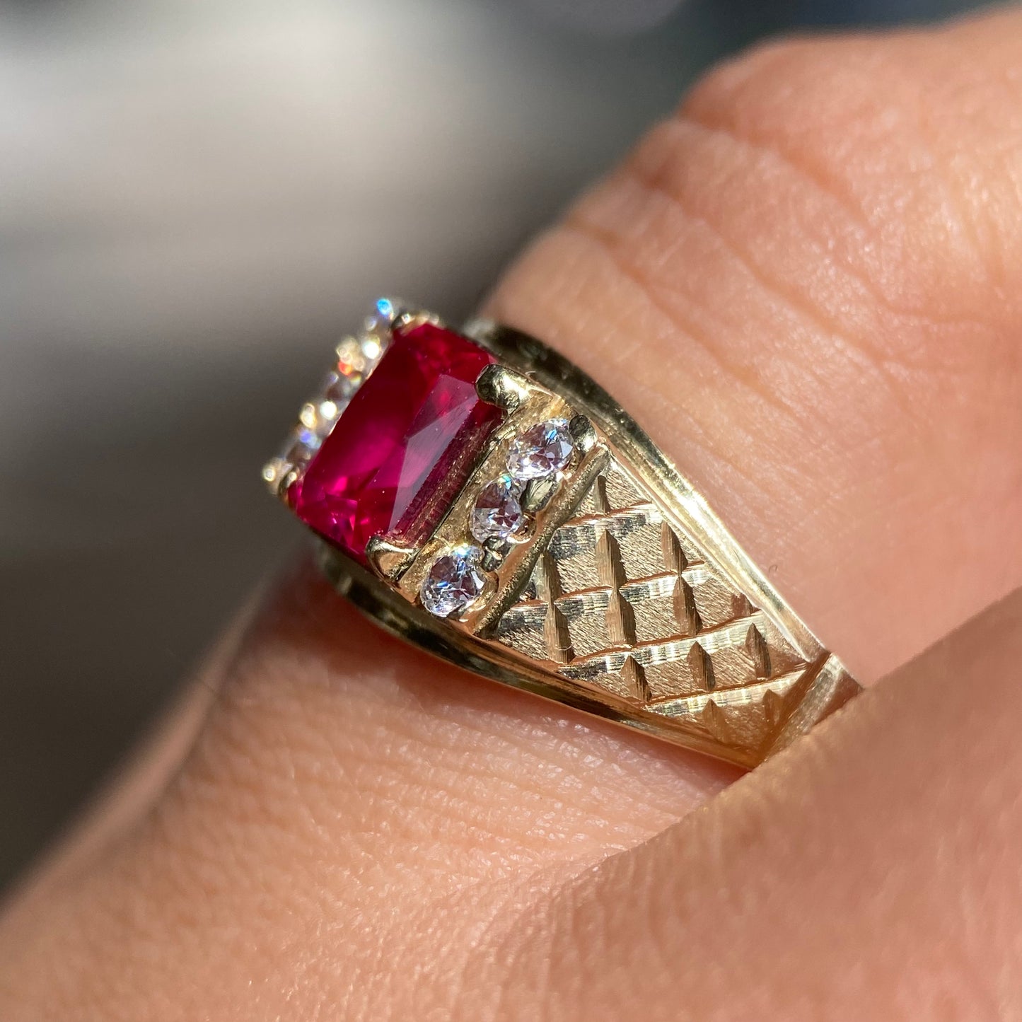 Men's Ring in 10k yellow gold with red zirconia Mod13