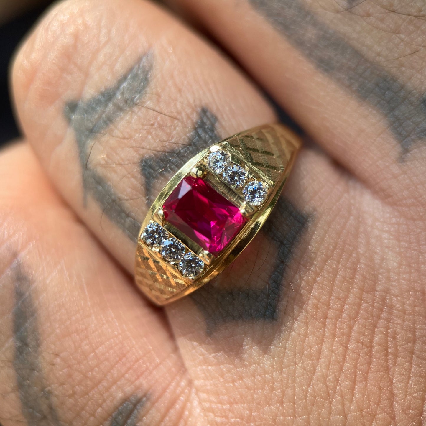 Men's Ring in 10k yellow gold with red zirconia Mod13