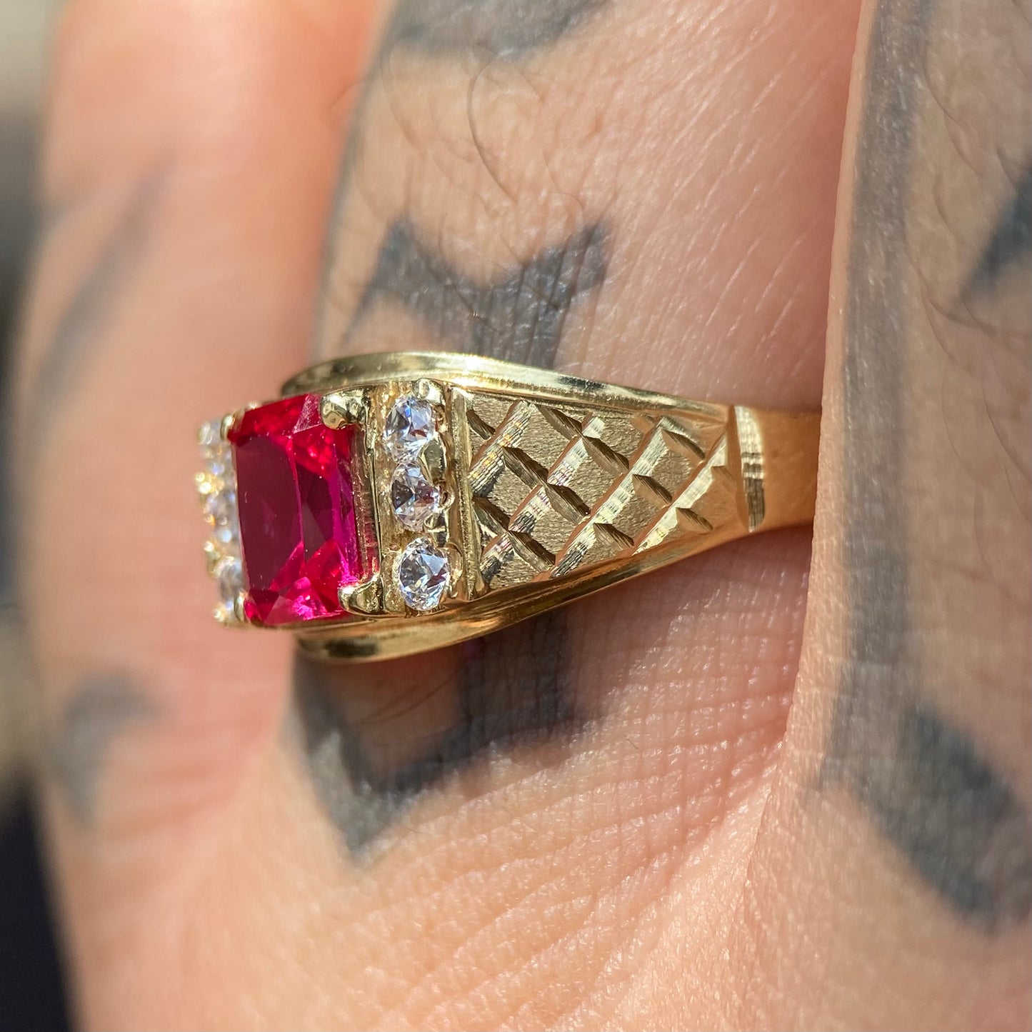 Men's Ring in 10k yellow gold with red zirconia Mod13