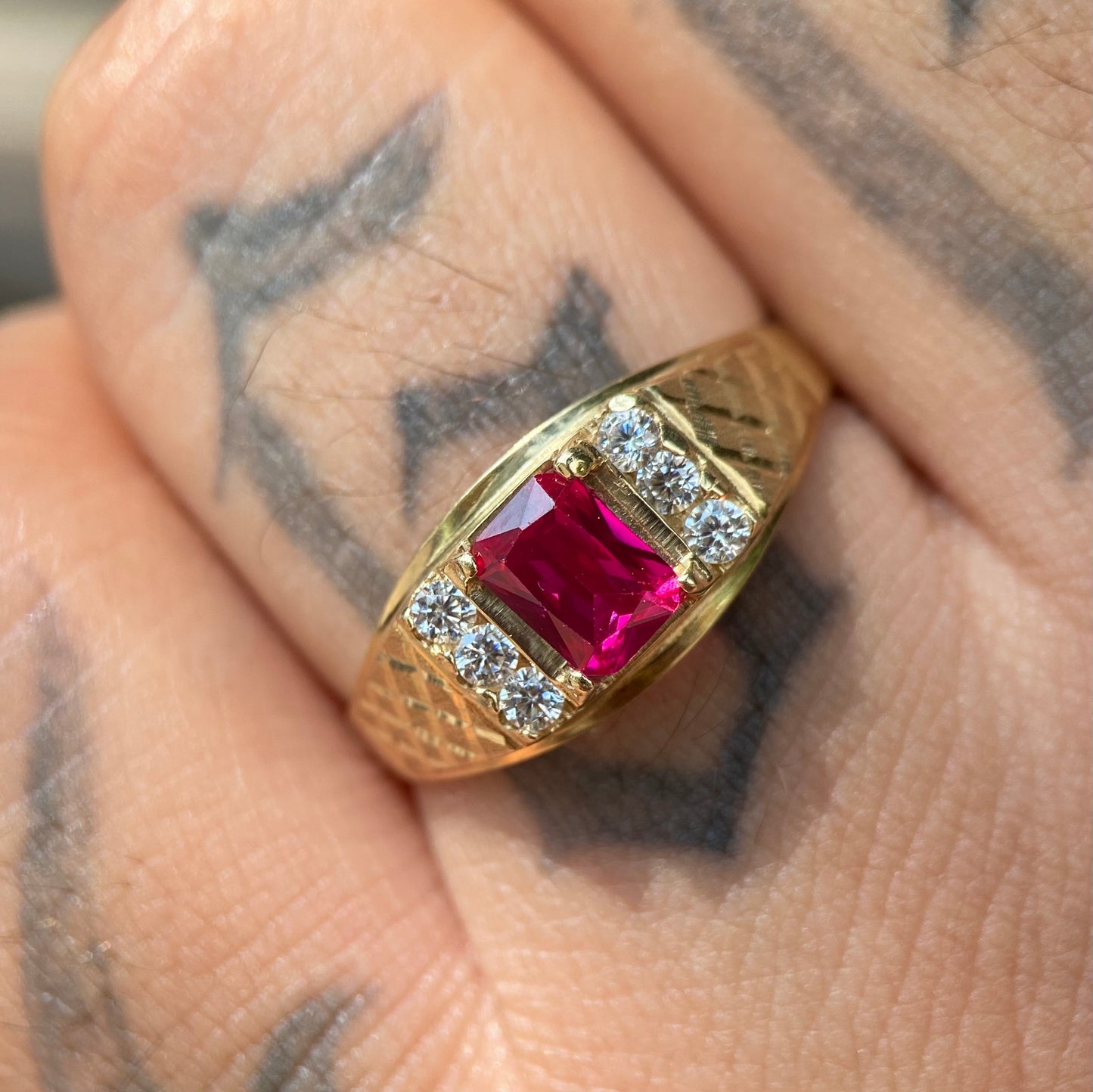 Men's Ring in 10k yellow gold with red zirconia Mod13