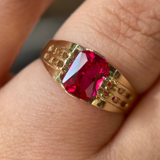 Men's Ring in 10k yellow gold with red zirconia Mod14