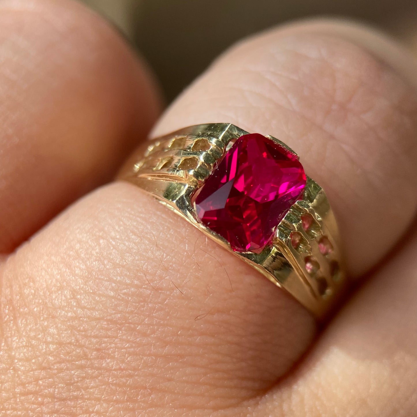 Men's Ring in 10k yellow gold with red zirconia Mod14