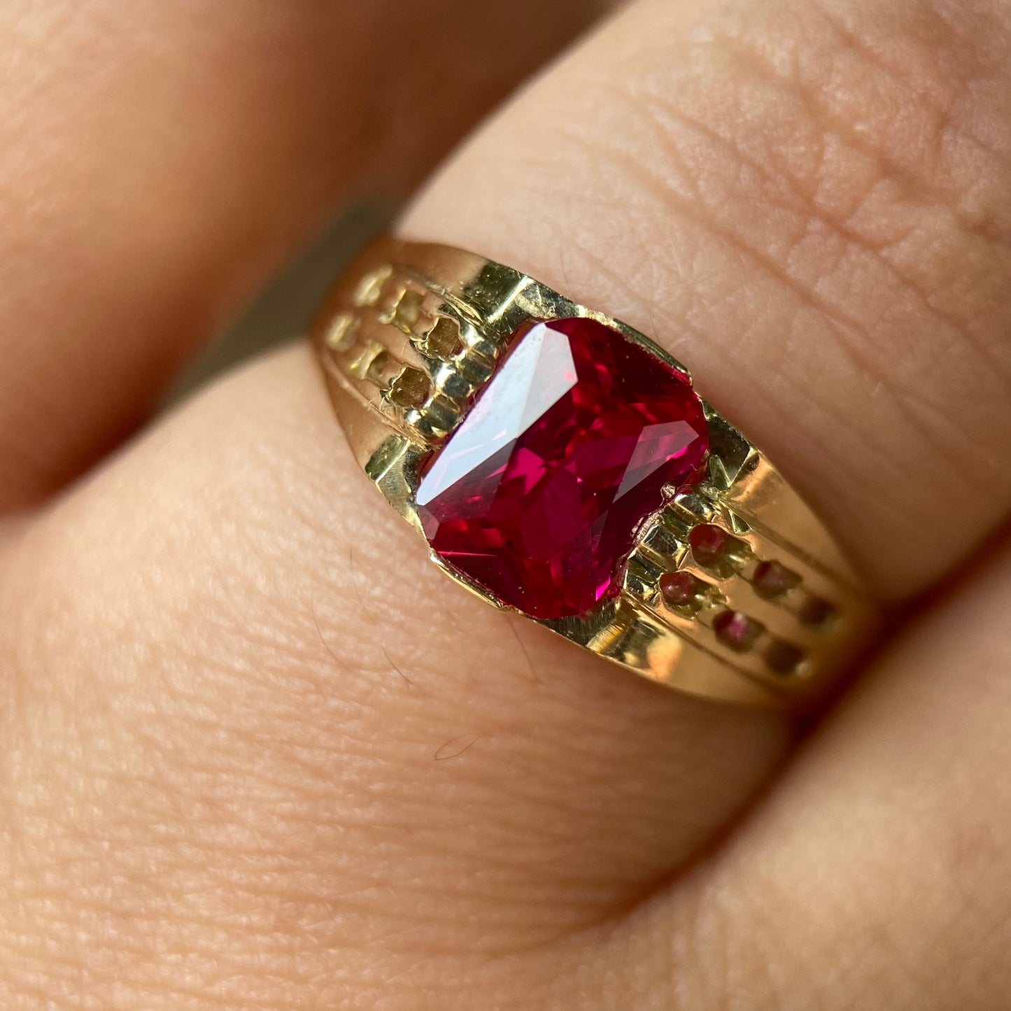 Men's Ring in 10k yellow gold with red zirconia Mod14