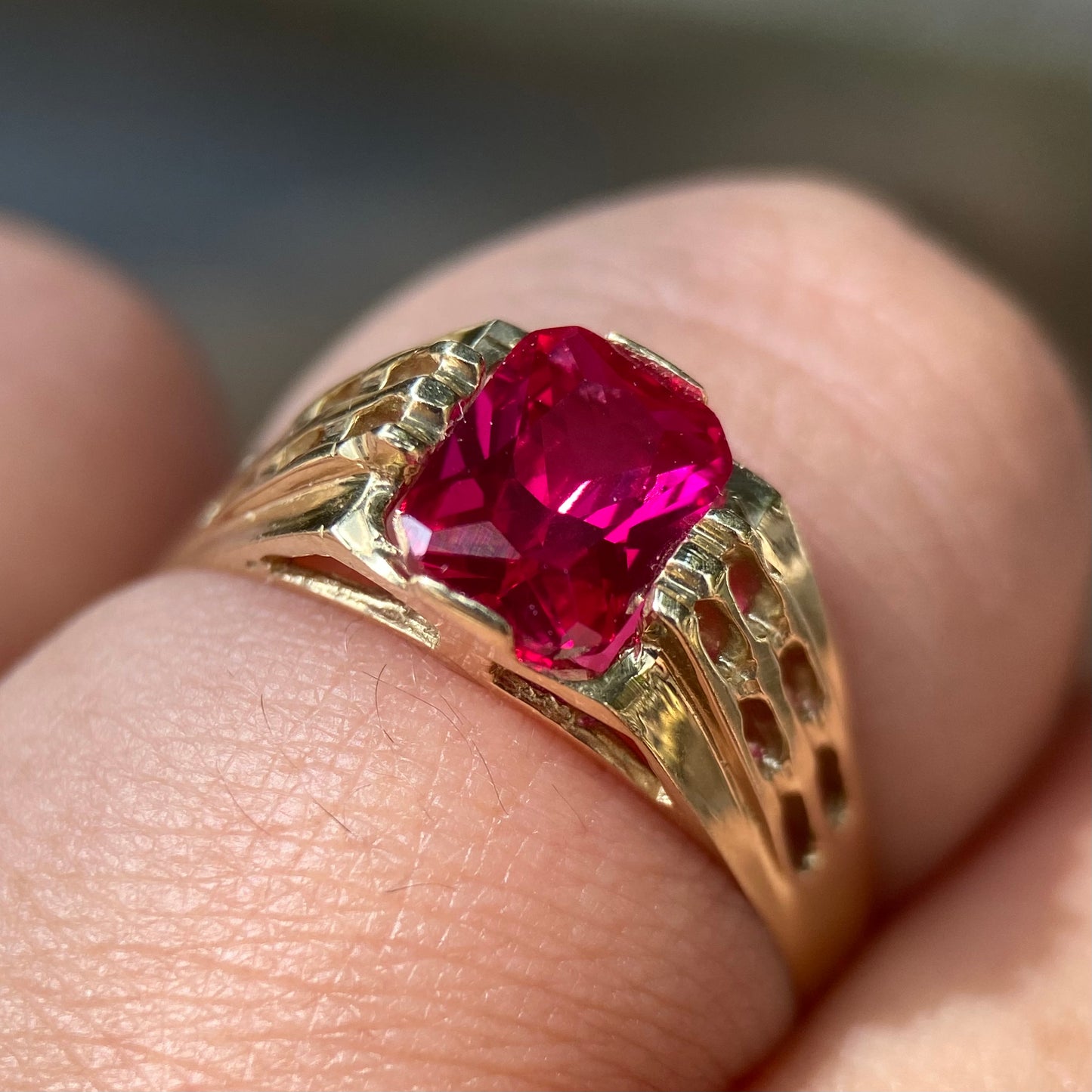 Men's Ring in 10k yellow gold with red zirconia Mod14