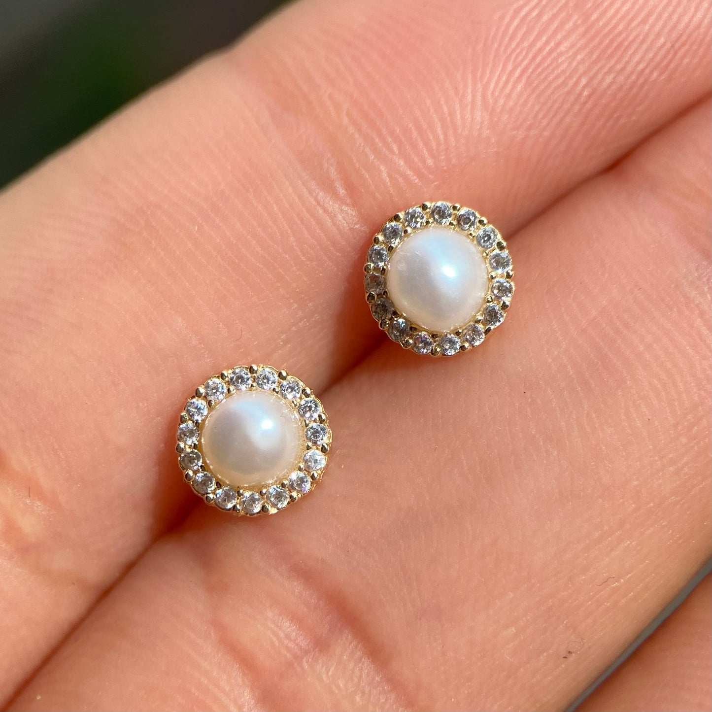 10k yellow gold pave bezel studs with pearl with zircons Code: 14280 6.5mm