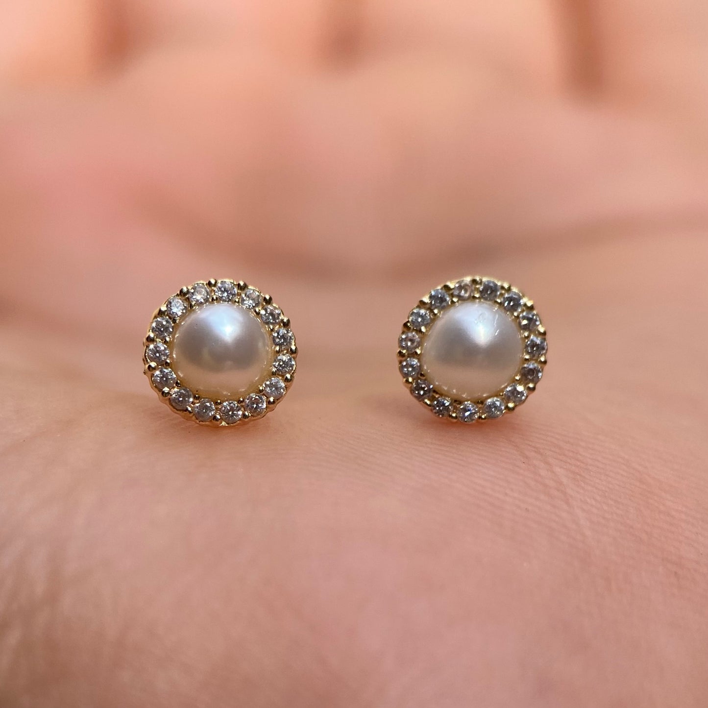 10k yellow gold pave bezel studs with pearl with zircons Code: 14280 6.5mm