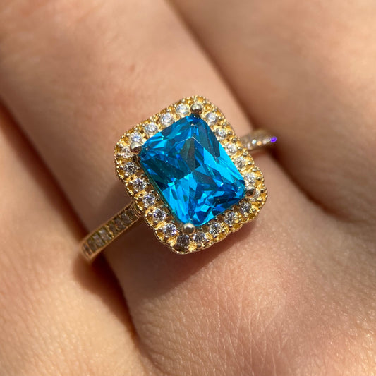 10k yellow gold ring with blue zirconia Code: MAN318