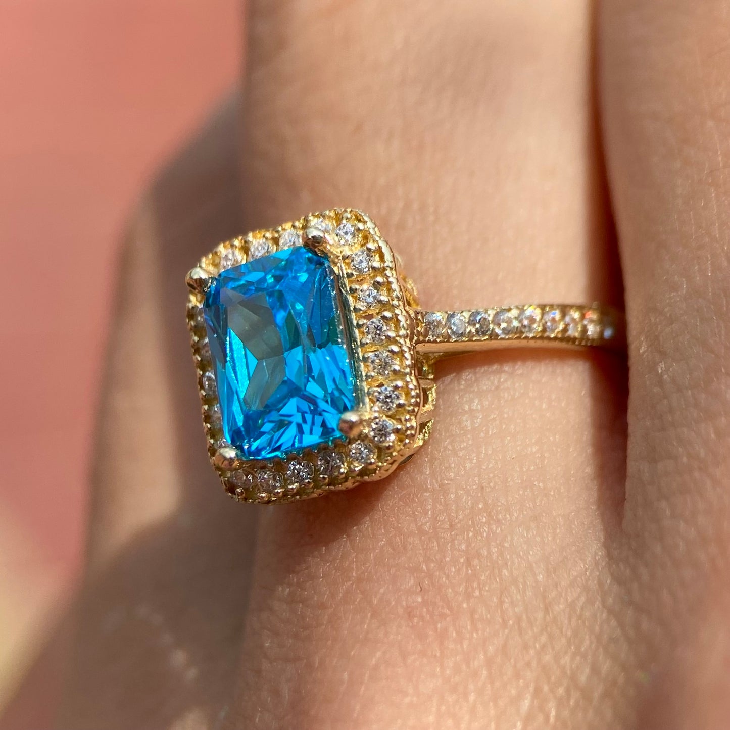 10k yellow gold ring with blue zirconia Code: MAN318