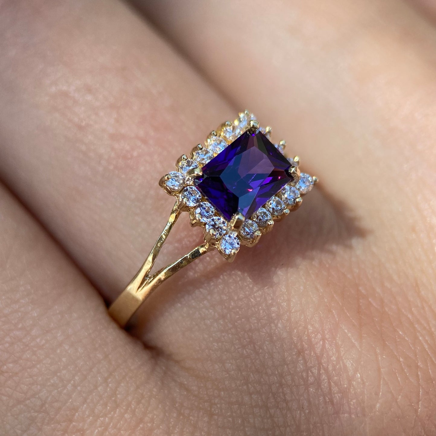 10k yellow gold ring with purple zirconia Cod: MAN211