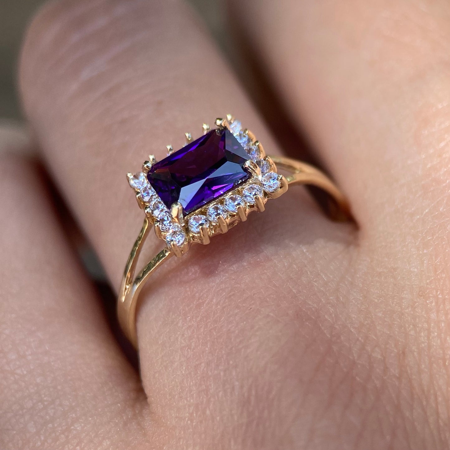 10k yellow gold ring with purple zirconia Cod: MAN211