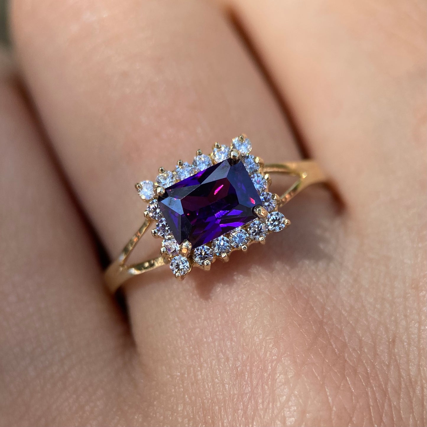 10k yellow gold ring with purple zirconia Cod: MAN211