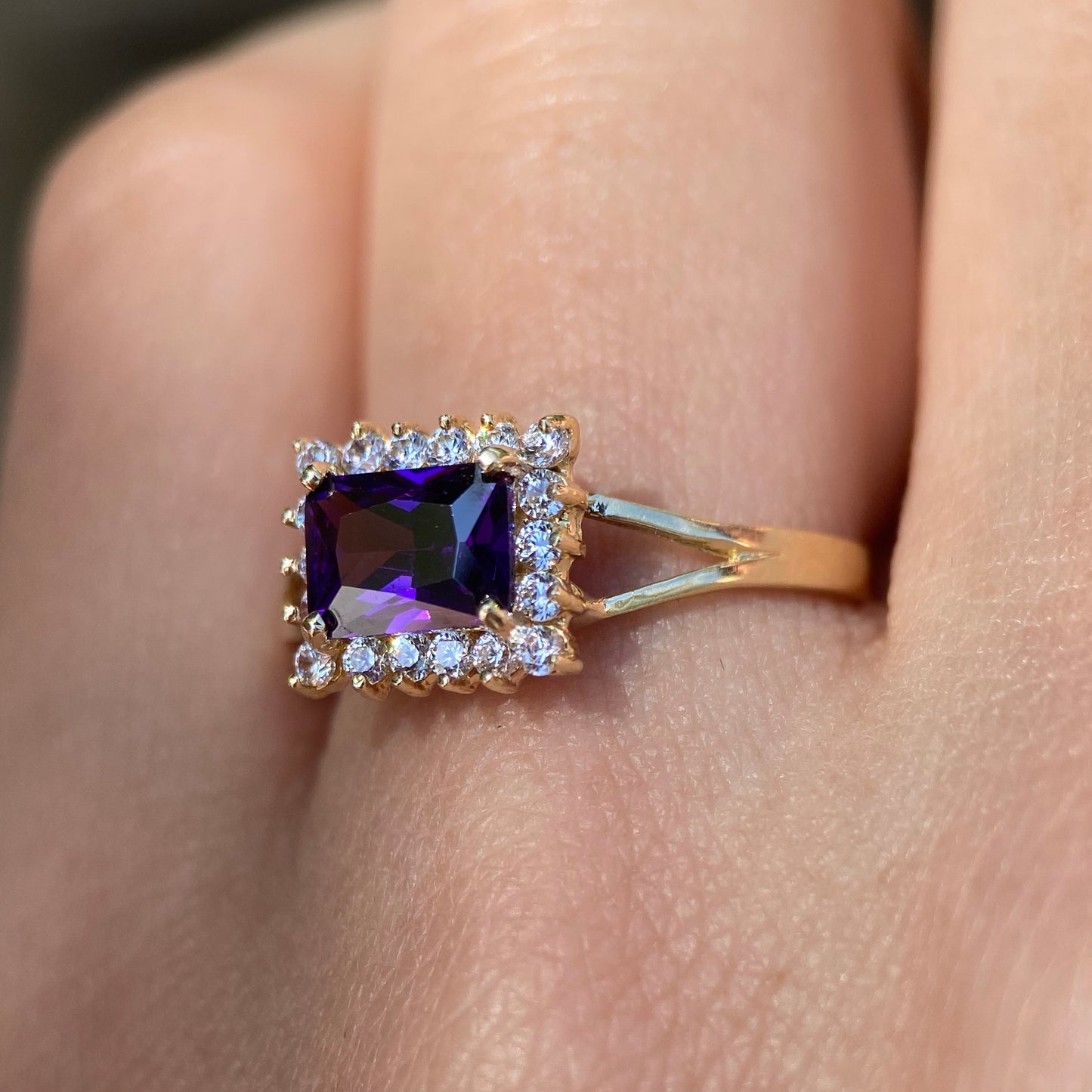 10k yellow gold ring with purple zirconia Cod: MAN211