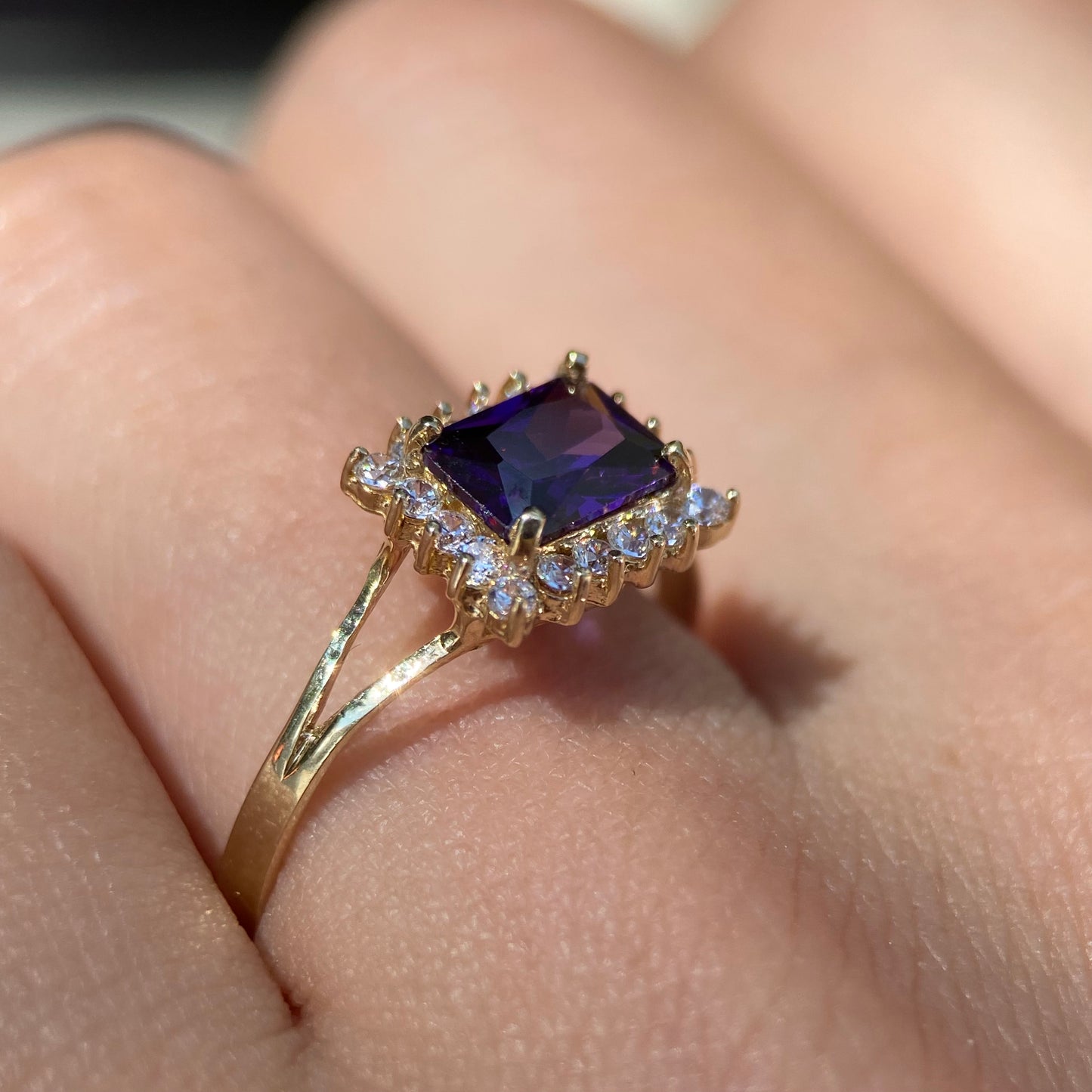 10k yellow gold ring with purple zirconia Cod: MAN211