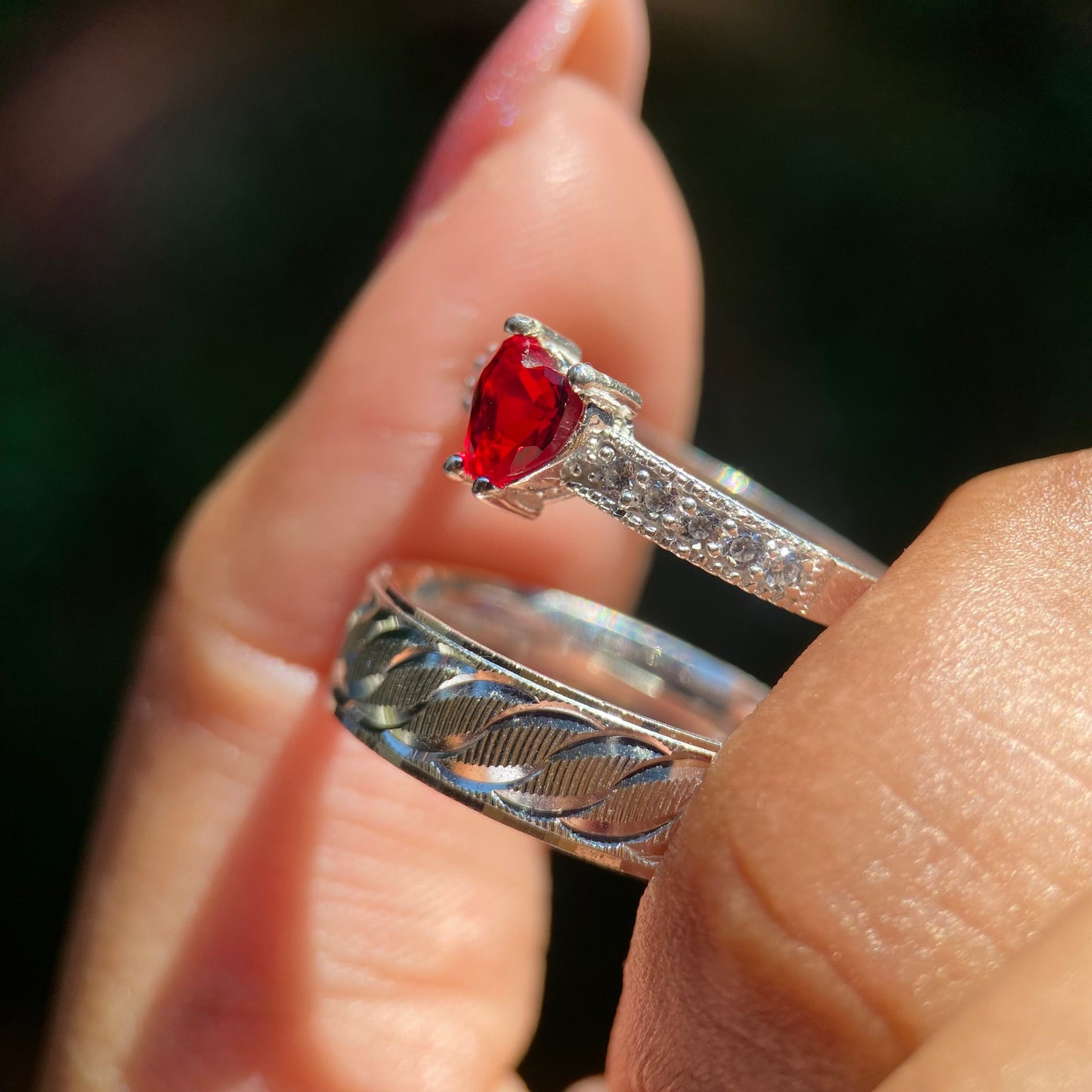 Dúo de Anillos Edward x Fanny en Plata con Circonia Roja