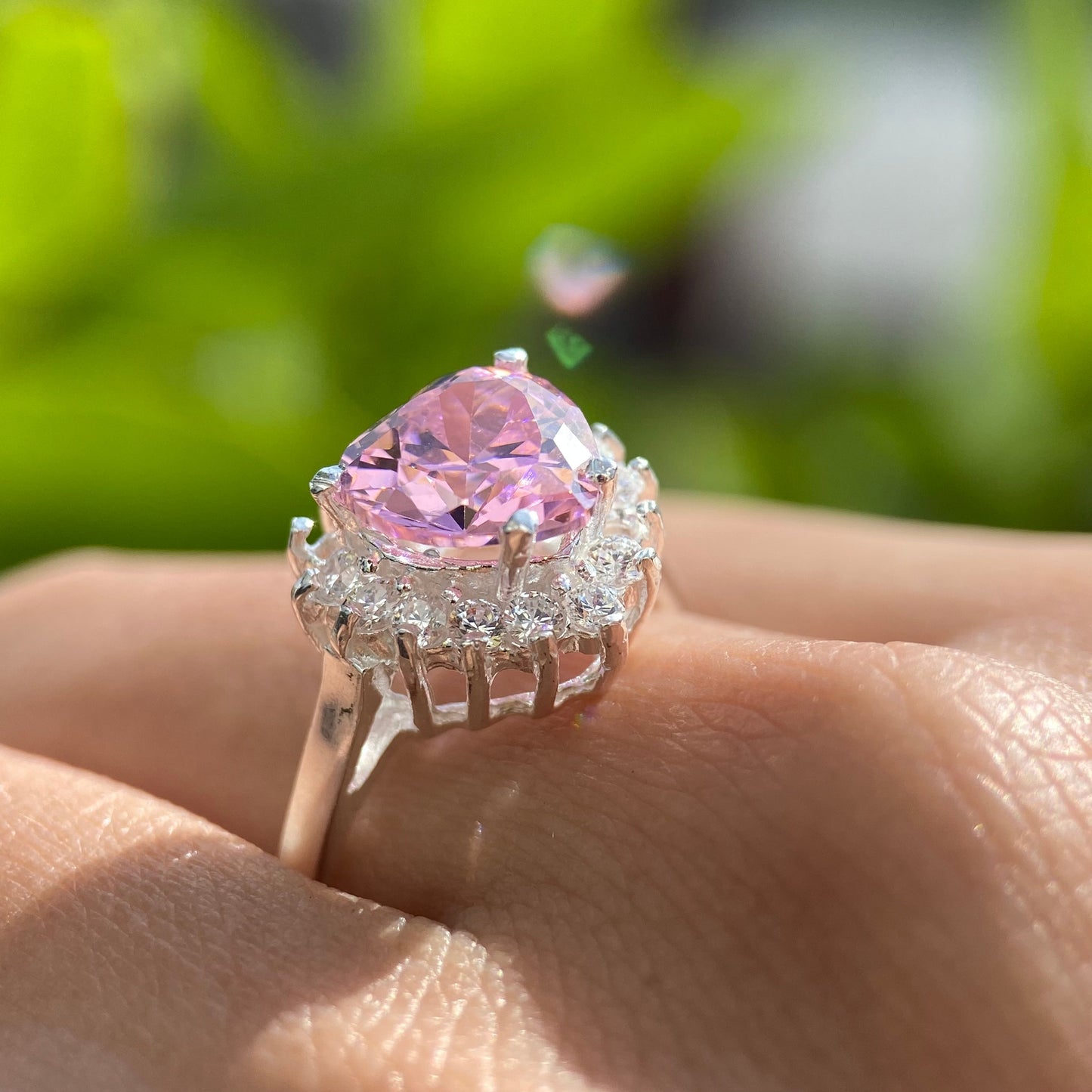 Serena ring in 18k white gold with pink zirconia inspired by Sailor M.