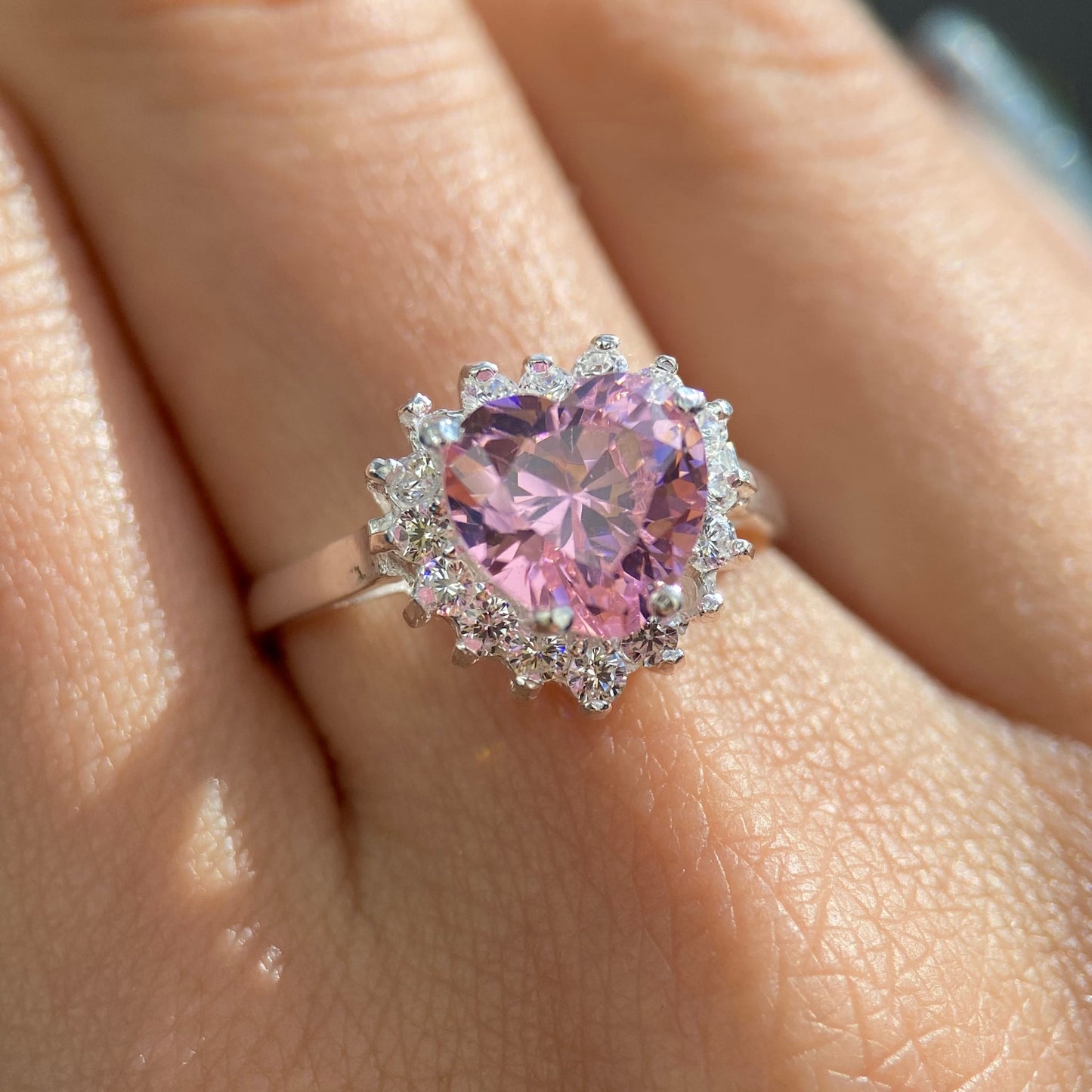 Serena ring in 18k white gold with pink zirconia inspired by Sailor M.