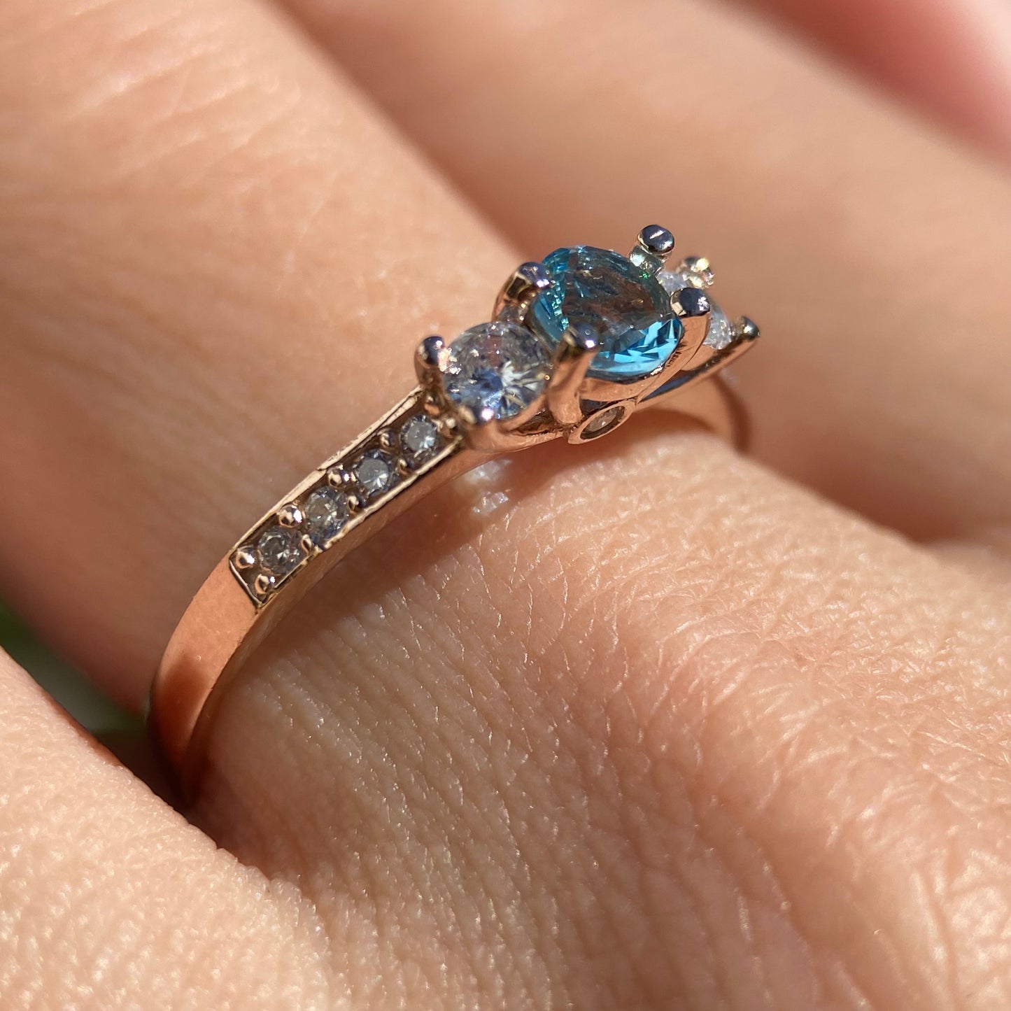 Anillo Cielo en plata con baño de oro rosa con circonia azul