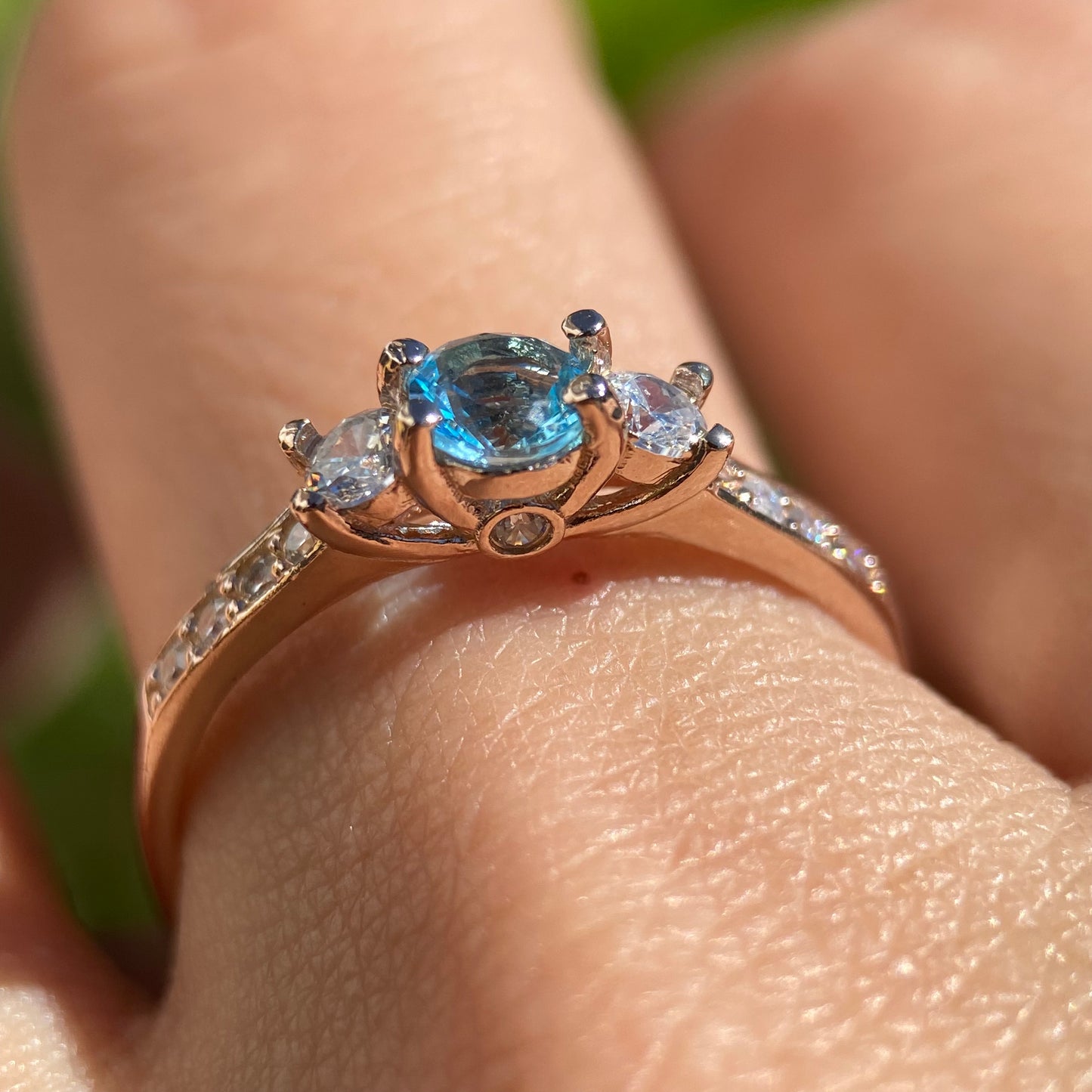 Anillo Cielo en plata con baño de oro rosa con circonia azul