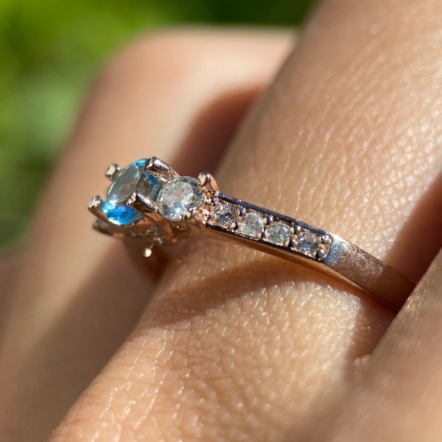 Cielo ring in silver with rose gold plating and blue zirconia